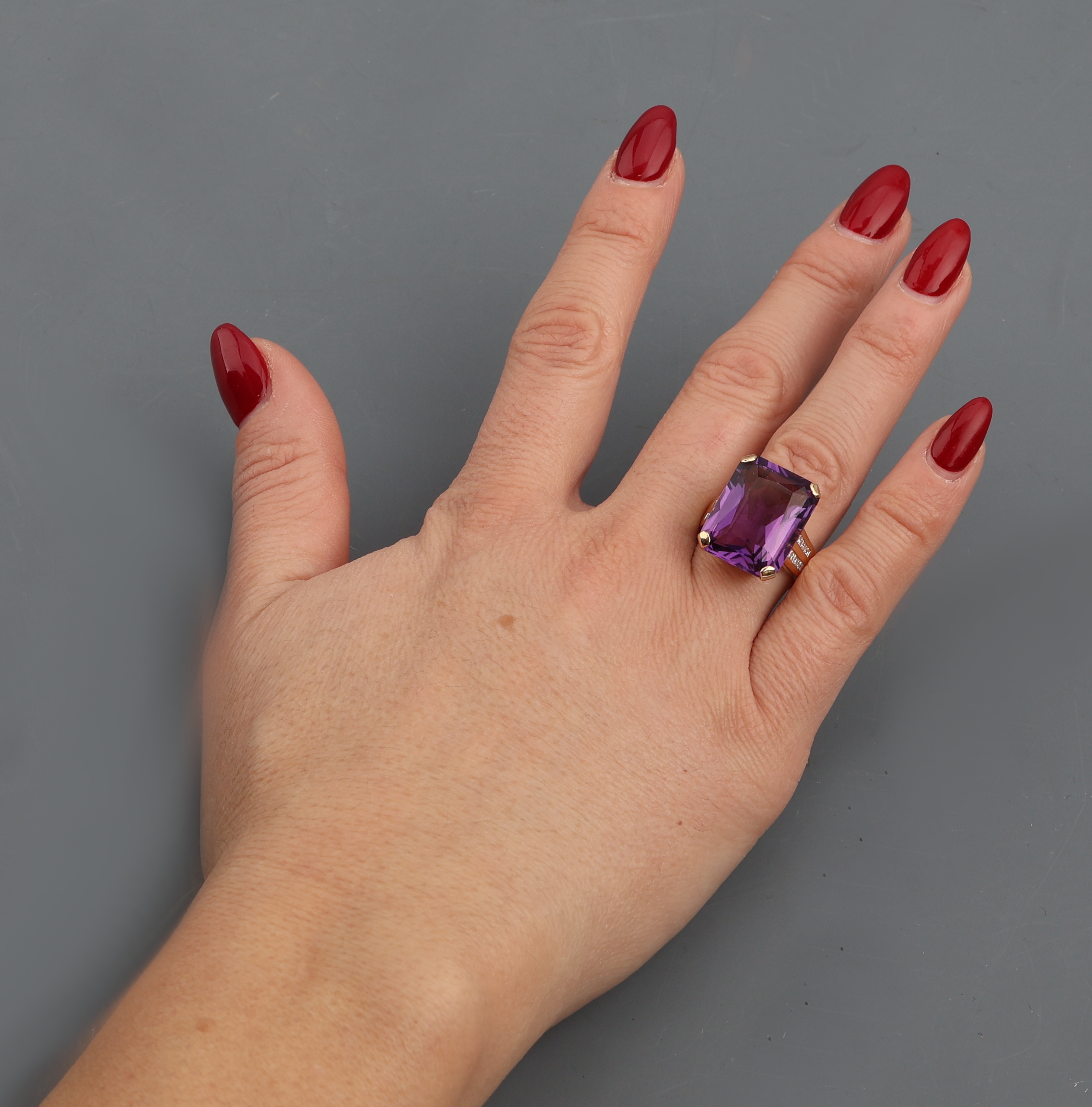 Detail d: 14 kt Gold Amethyst-Diamant-Ring, GG 585/000, rechteckig facett. Amethyst ca. 15.69ct, 16 Princesscut-Diamanten zus. ca. 0.39 ct Weiß/si, RW 54, ...