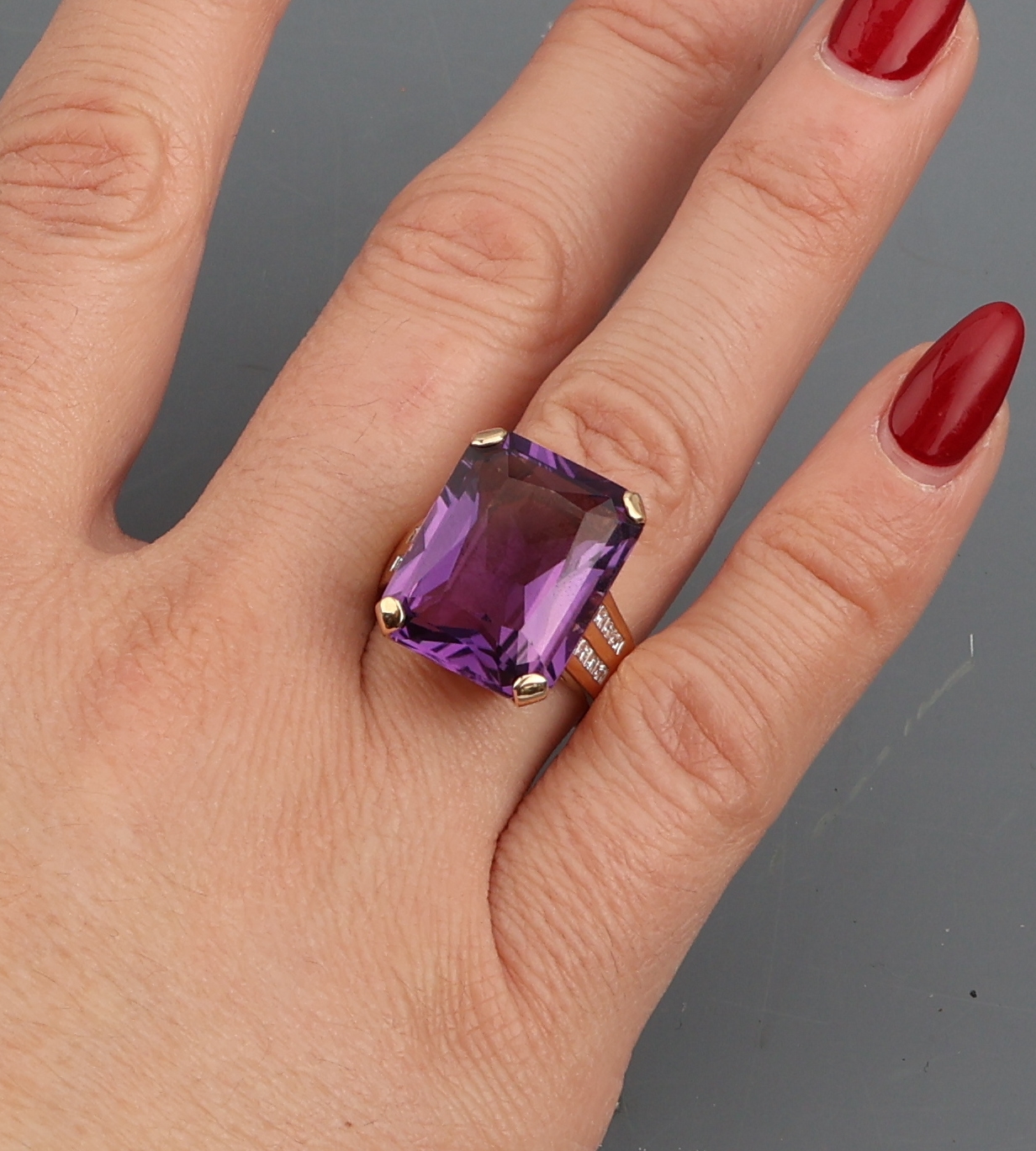 Detail e: 14 kt Gold Amethyst-Diamant-Ring, GG 585/000, rechteckig facett. Amethyst ca. 15.69ct, 16 Princesscut-Diamanten zus. ca. 0.39 ct Weiß/si, RW 54, ...
