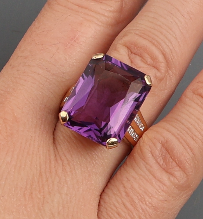Detail f: 14 kt Gold Amethyst-Diamant-Ring, GG 585/000, rechteckig facett. Amethyst ca. 15.69ct, 16 Princesscut-Diamanten zus. ca. 0.39 ct Weiß/si, RW 54, ...