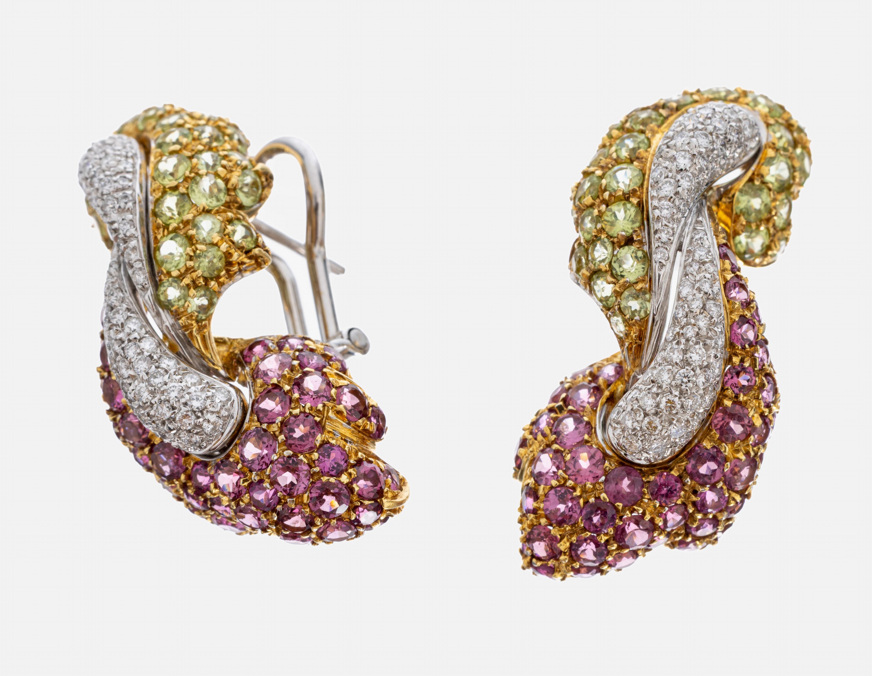 Paar 18 kt Gold Farbstein-Brillant-Ohrstecker, GG/WG 750/000, ausgefallenes Design, rundfacett. Peridots zus. ca. 8.0 ct, pinkf. Turmaline zus. ca. ...
