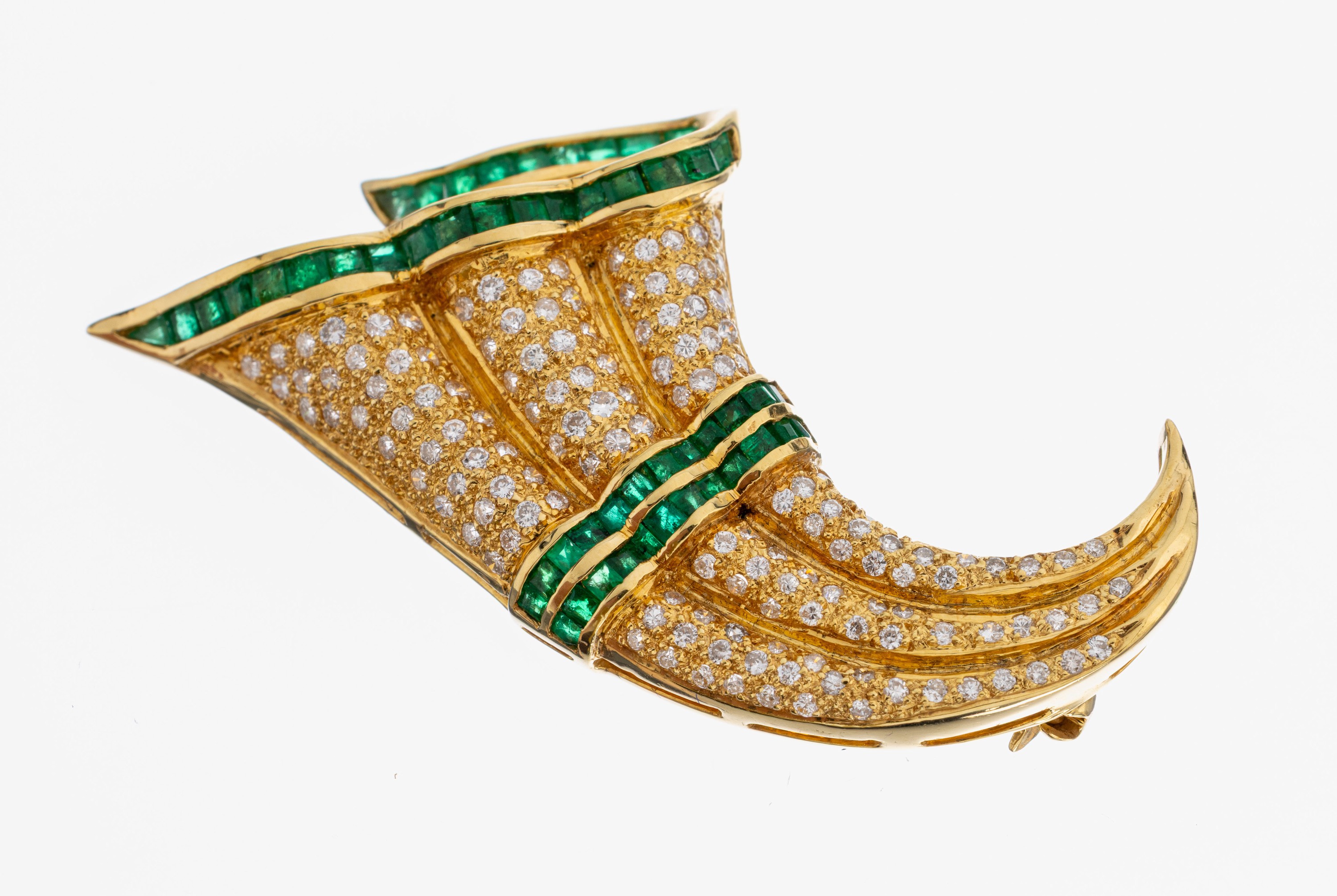 Image 26982968 - 18 kt Gold Smaragd-Brillant-Brosche, GG 750/000, Smaragd-Carrees zus. ca. 1.40 ct, ...