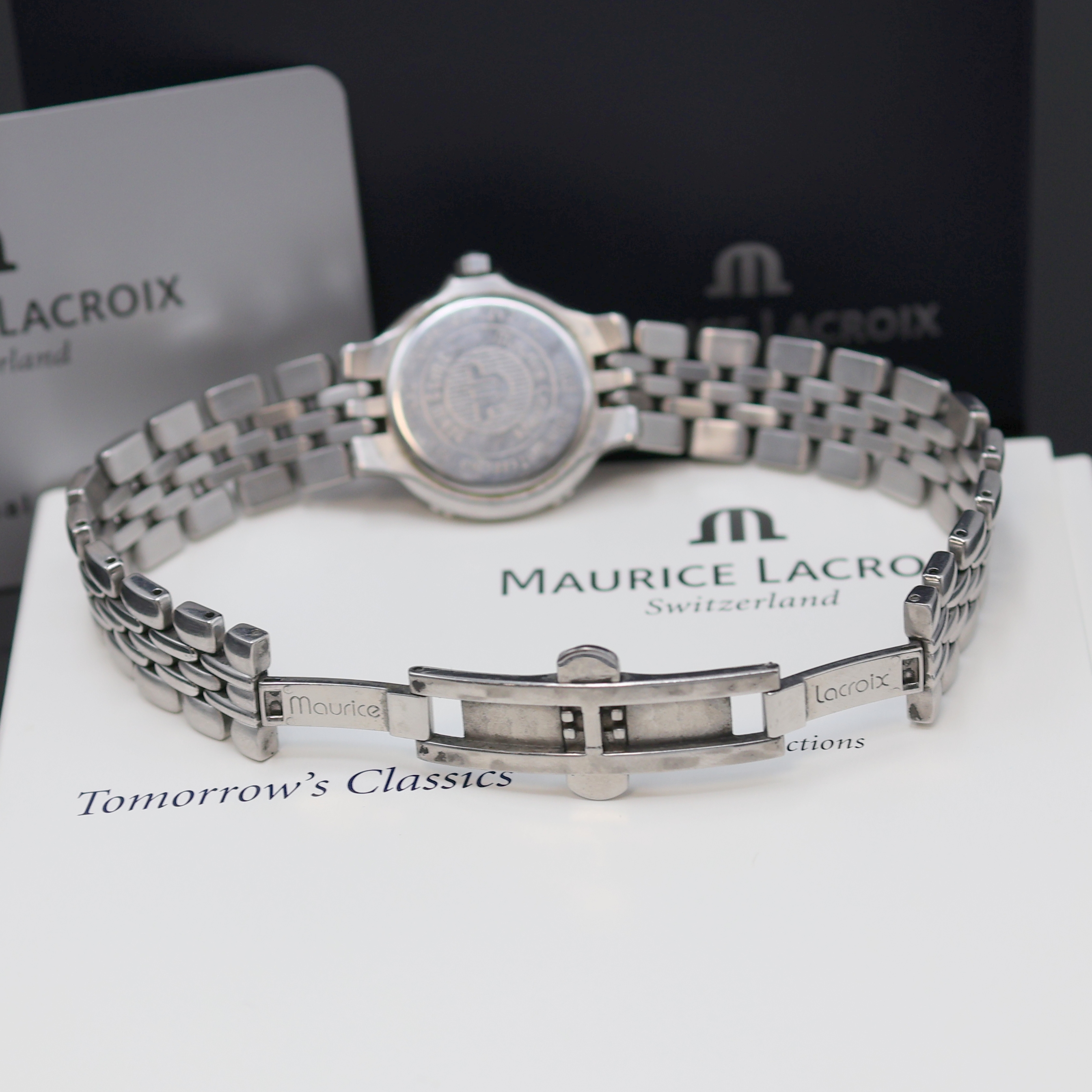 Detail d: MAURICE LACROIX Calypso Damenarmbanduhr Referenz 75344, Schweiz um 2000, quarz, Edelstahlgeh. an orig. Gliederband m. dopp. Faltschl., Boden ...