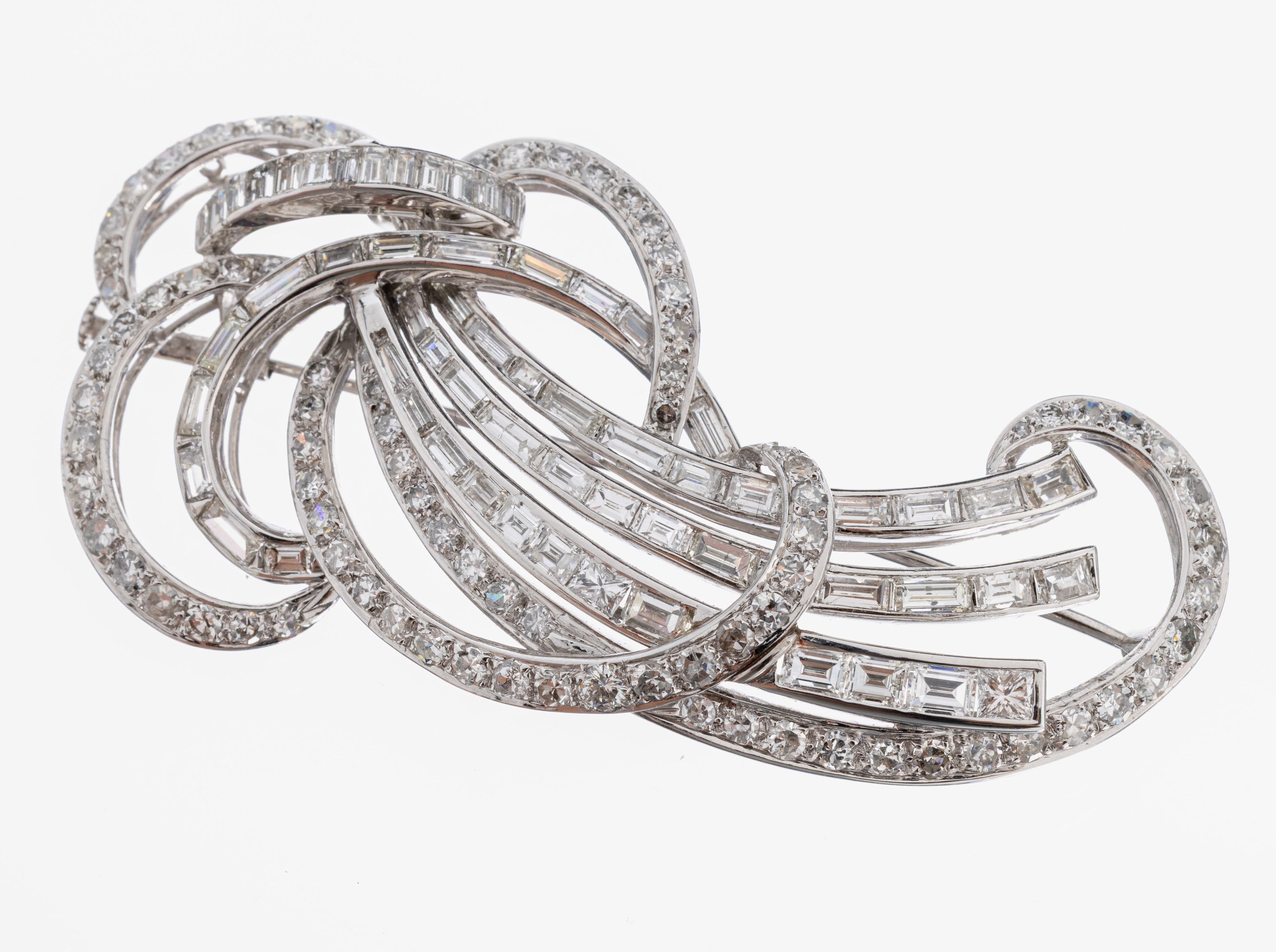 14 kt Gold Diamant-Brosche, WG 585/000, schleifenförmig, 58 Diamant-Baguettes, 2 Princesscut-Diamanten und 78 8/8-Diamanten zus. ca. 8.1 ct ...