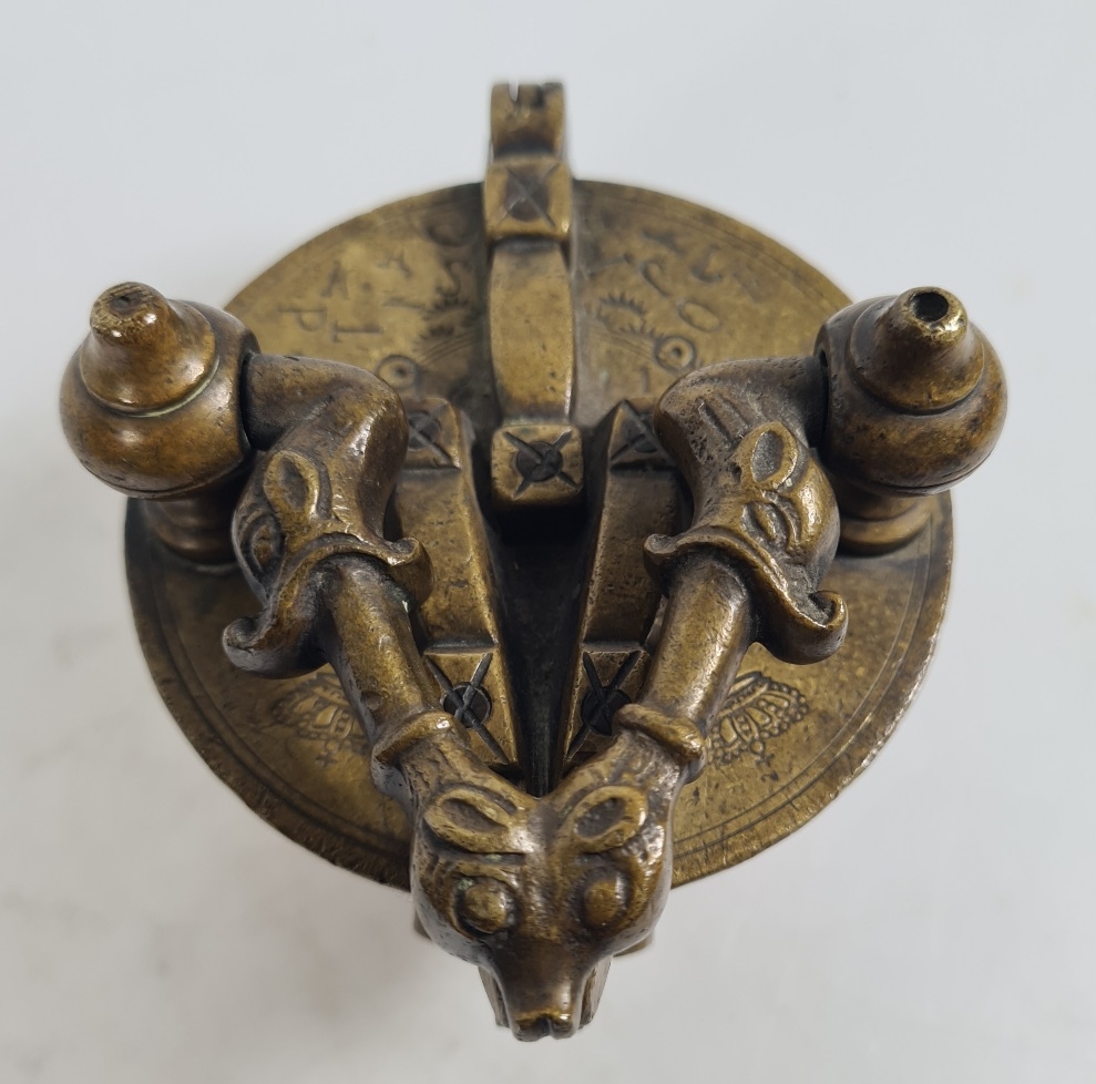 Detail f: Kompletter Gewichtssatz, Nürnberg, 18. Jh., Messing, 9 Einsätze, Deckel graviert und verziert, ca. 8x8 cm