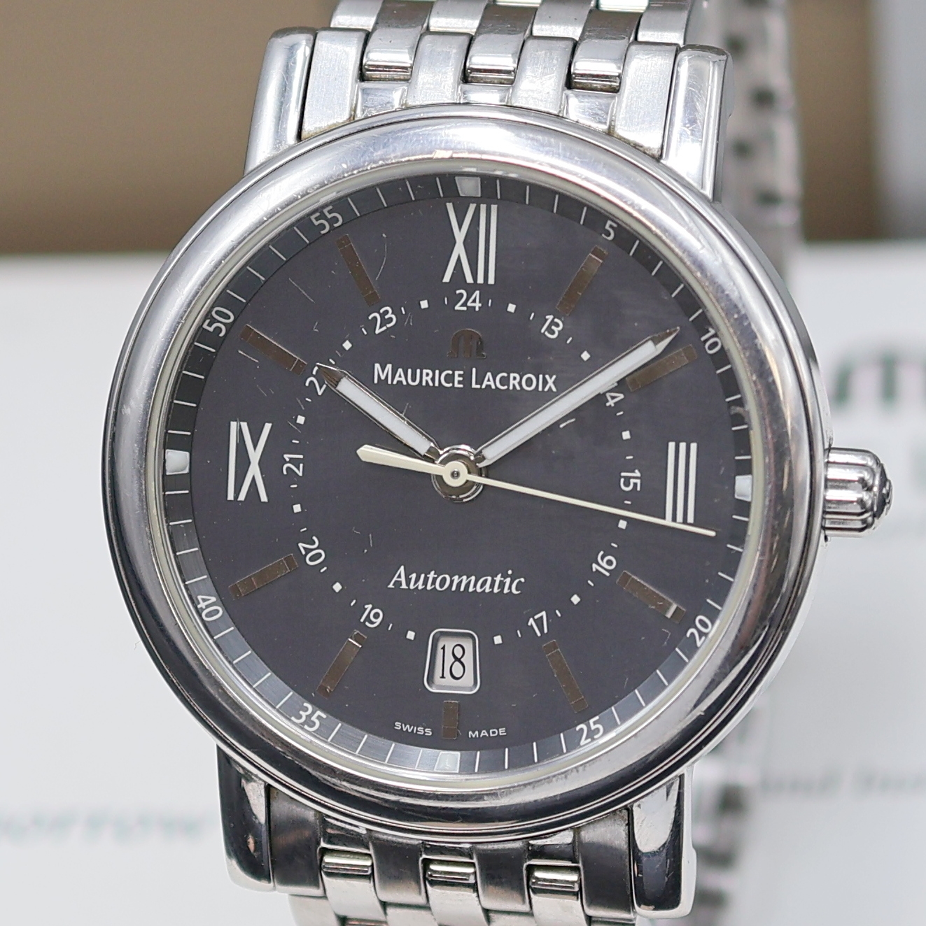 Detail a: MAURICE LACROIX Les Classiques Herrenarmbanduhr Referenz LC6018, Schweiz um 2010, Automatik, Edelstahlgeh., Boden aufgedr., orig. Gliederband m. ...