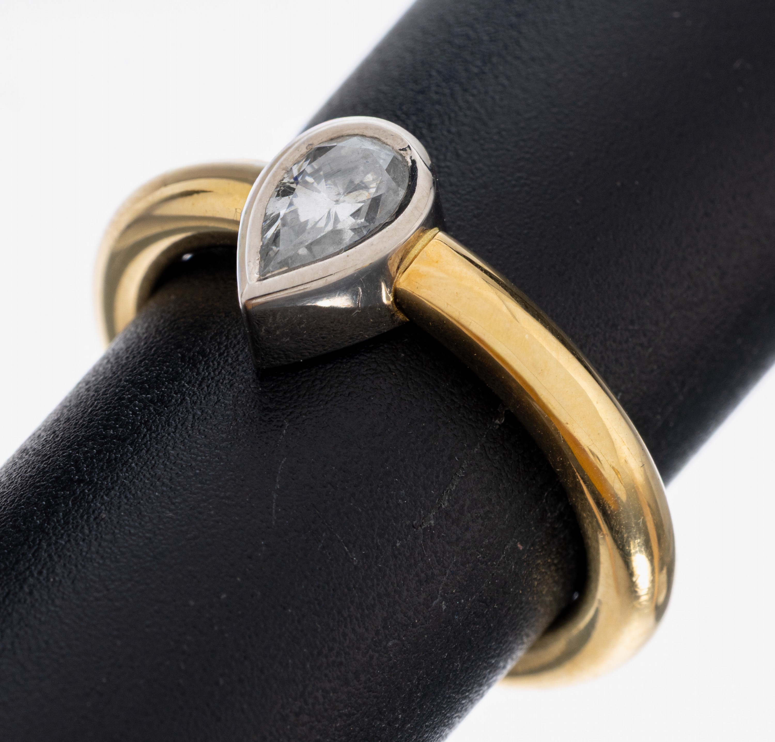 Image 26983000 - 18 kt Gold Diamant-Ring, GG 750/000, Diamant-Tropfen ca. 0.69 ct Weiß/p2-3, RW 56, ca. ...