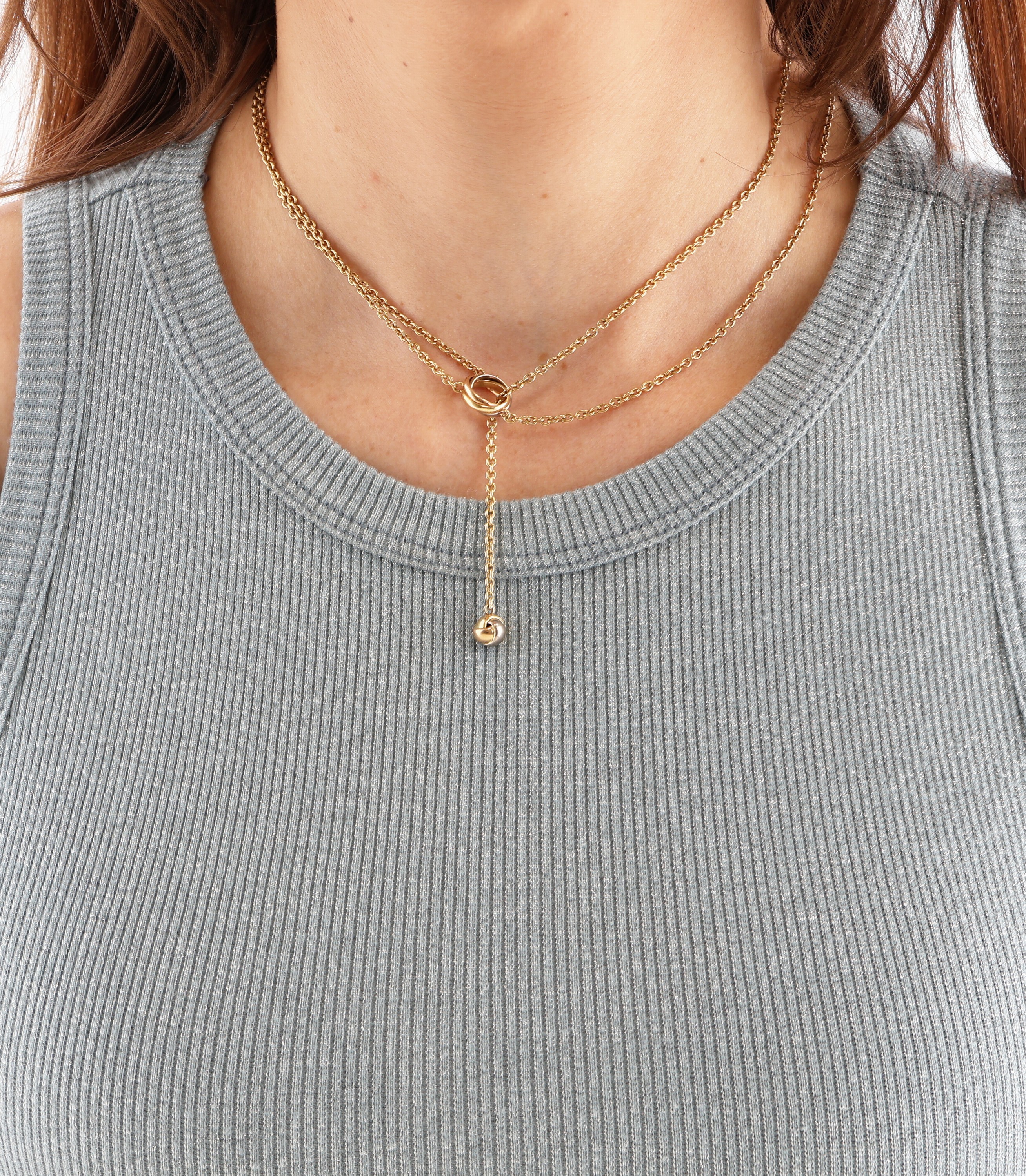 Detail b: 18 kt Gold CARTIER Y-Collier , GG/WG/RG 750/000, Mittelteil mit Trinity Ring, Ende miteiner Trinity Kugel, durch einfädeln in den Ring auch 4-rhg. ...