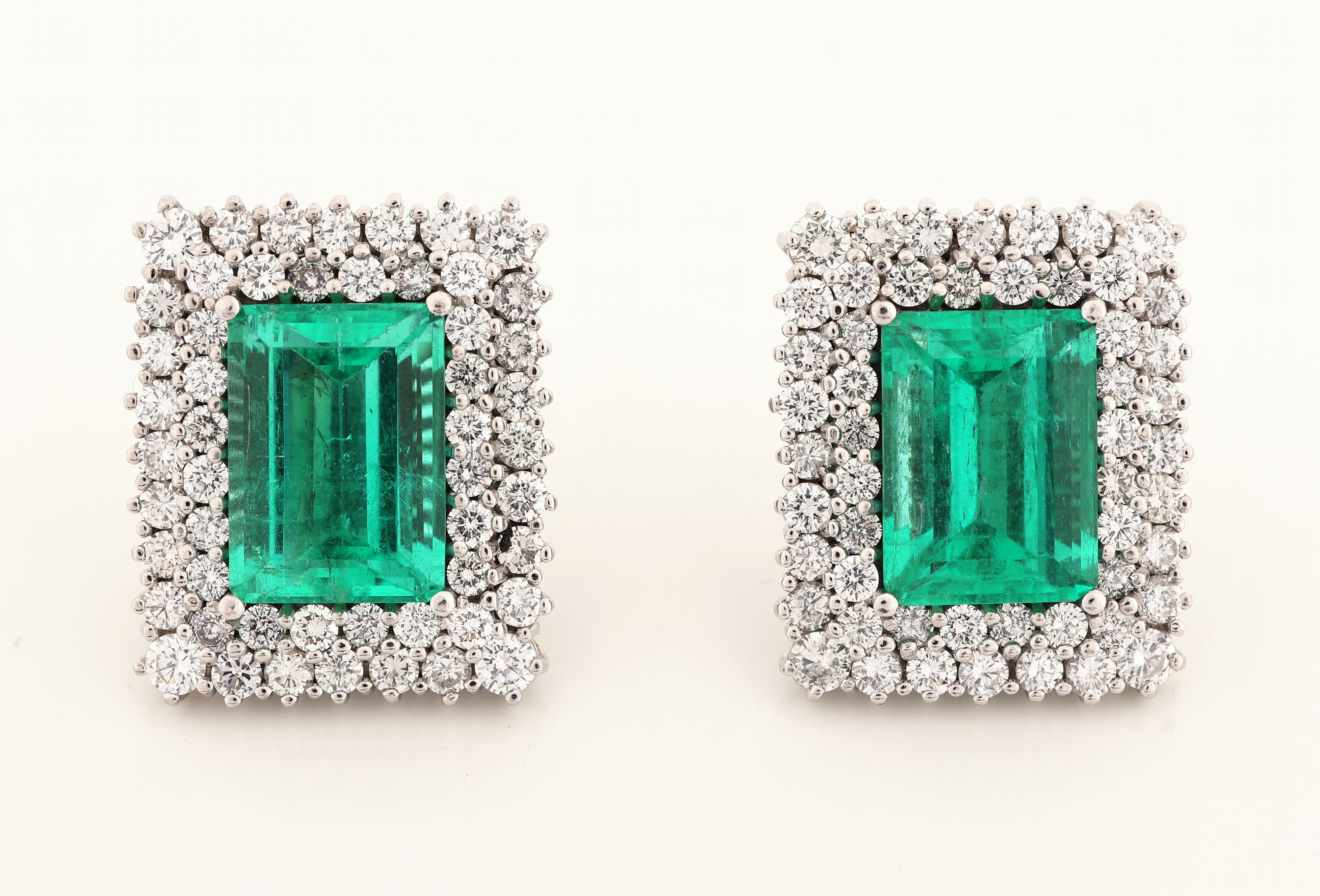 Detail a: Paar 18 kt Gold Smaragd-Brillant-Ohrstecker, WG 750/000, 2 facett. Smaragde im Emerald- Cut zus. ca. 16.0 ct, hervorragende Farbe, Brillanten zus. ...