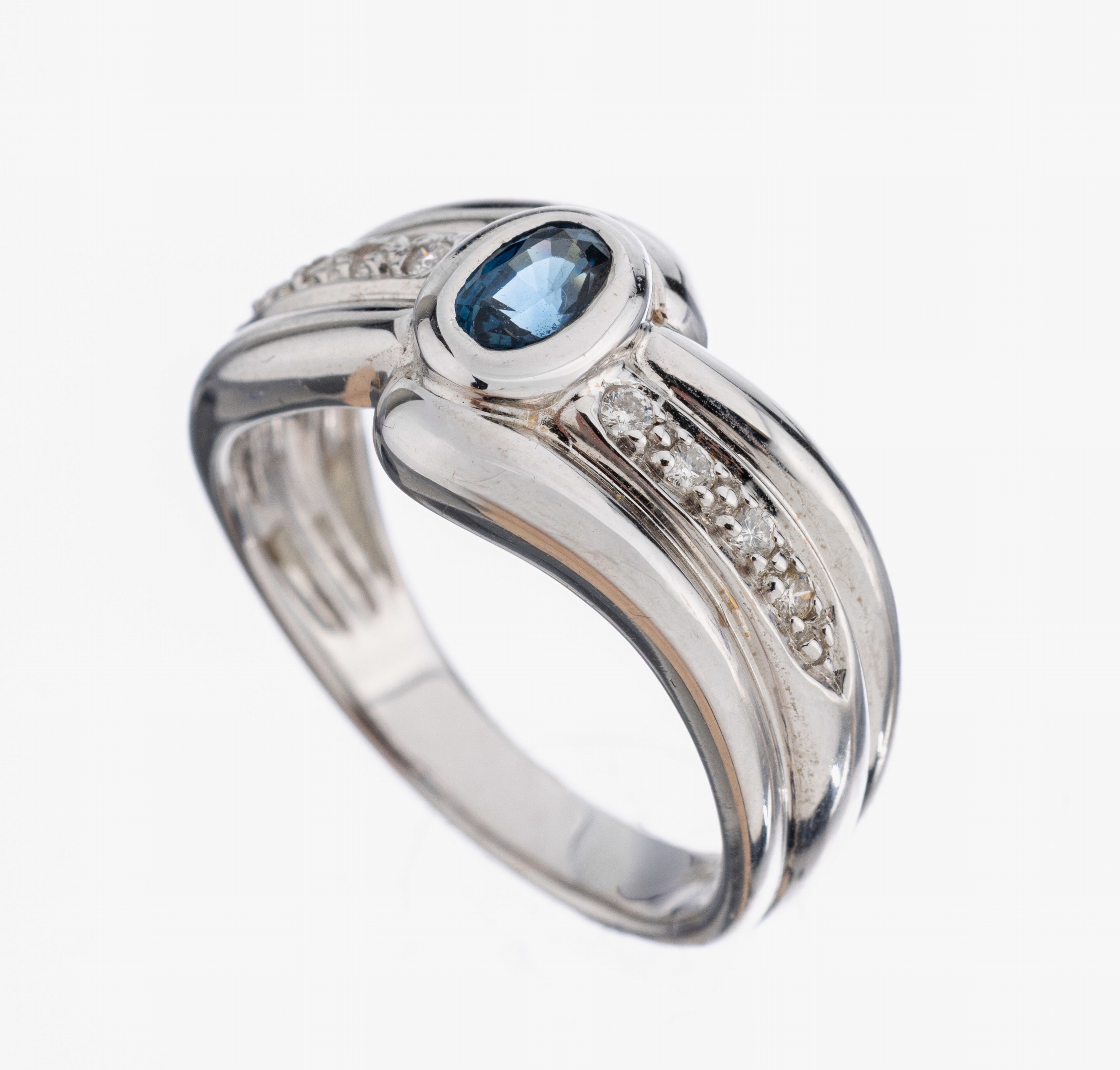 Image 26983017 - 18 kt Gold Saphir-Brillant-Ring, WG 750/000, ovalfacett. Saphir ca. 0.25 ct, 8 ...