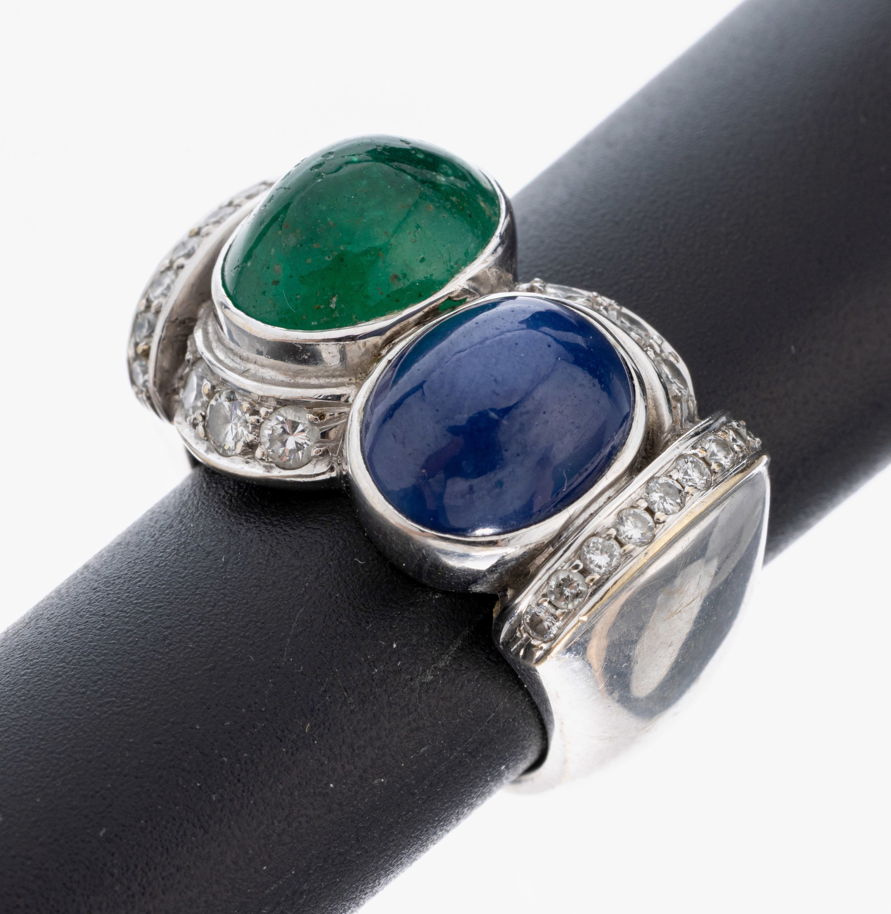18 kt Gold Saphir-Smaragd-Brillant-Ring, WG750/000, schwere Verarbeitung, Sternsaphir- Cabochon ca. 4.0 ct, Smaragd-Cabochon ca. 3.0 ct, 24 ...