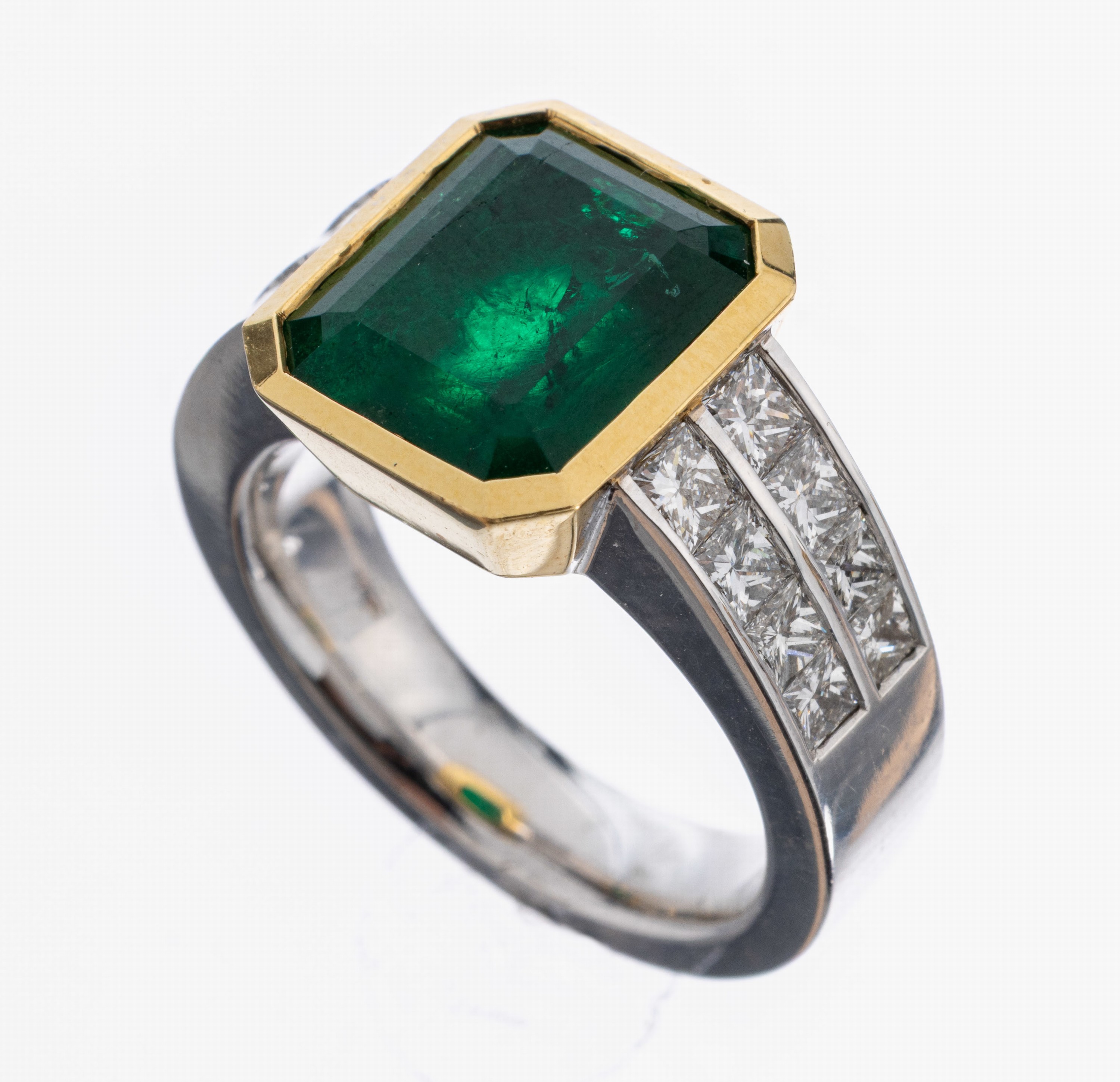 18 kt Gold Smaragd-Diamant-Ring, WG/GG 750/000, in GG gefasster Smaragd ca. 4.54 ct, 16 Princesscut-Diamanten zus. ca. 1.47 ct Weiß/si, RW 54, ca. ...