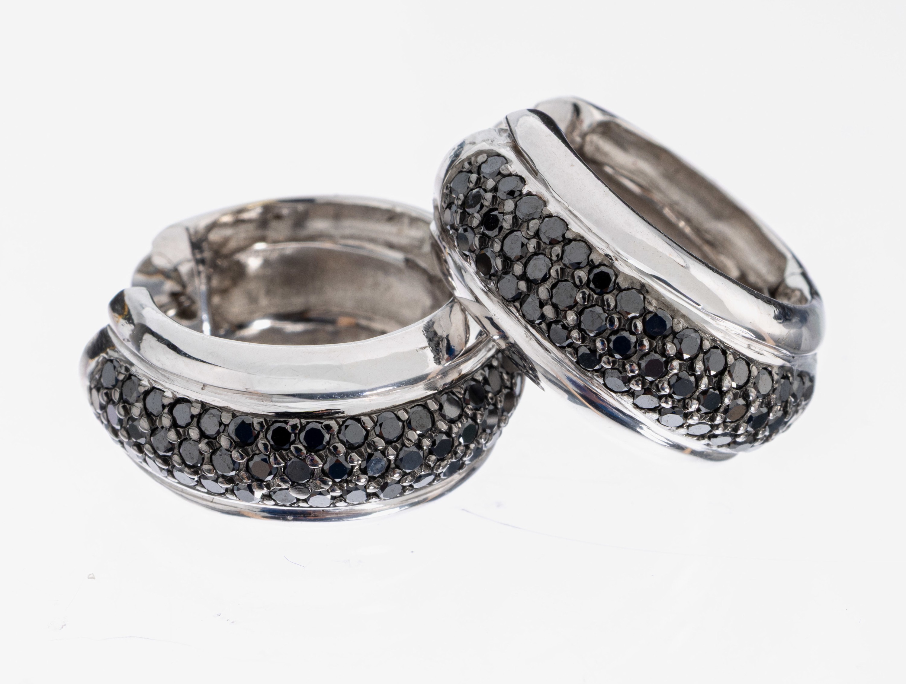 Image 26983036 - Paar 18 kt Gold Diamant-Ohrcreolen, WG 750/000 gepr., schwarze Diamanten (beh.) zus. ...