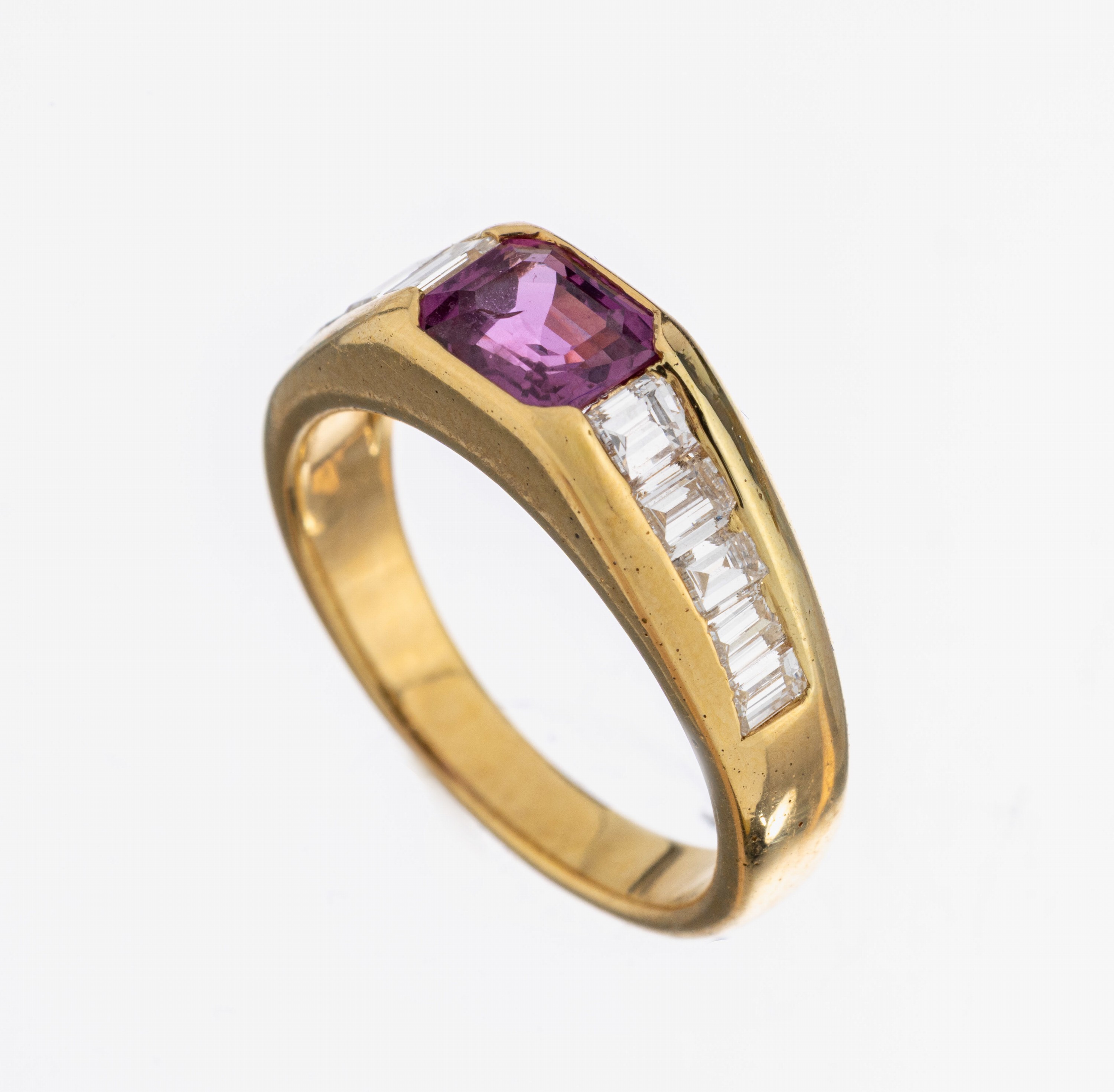 Image 26983037 - 18 kt Gold Rubin-Diamant-Ring, GG 750/000, Rubin im Treppenschliff ca. 0.76 ct, 10 ...