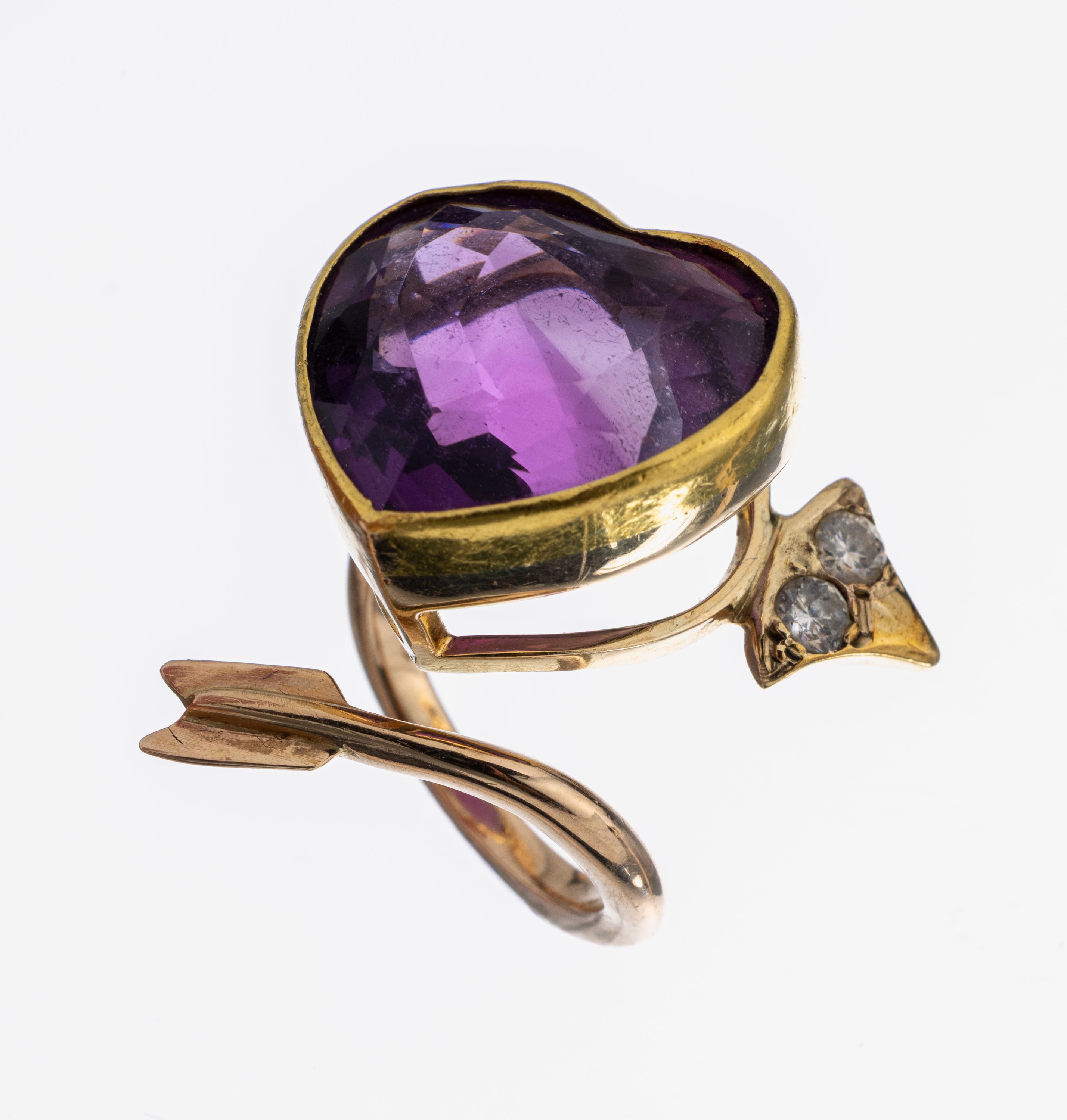 14 kt Gold Amethyst-Brillant-Ring, GG 585/000, facett. Amethyst-Herz ca. 35.0 ct, 2 Brillanten zus. ca. 0.20 ct Weiß/si, Ringschiene in Form eines ...