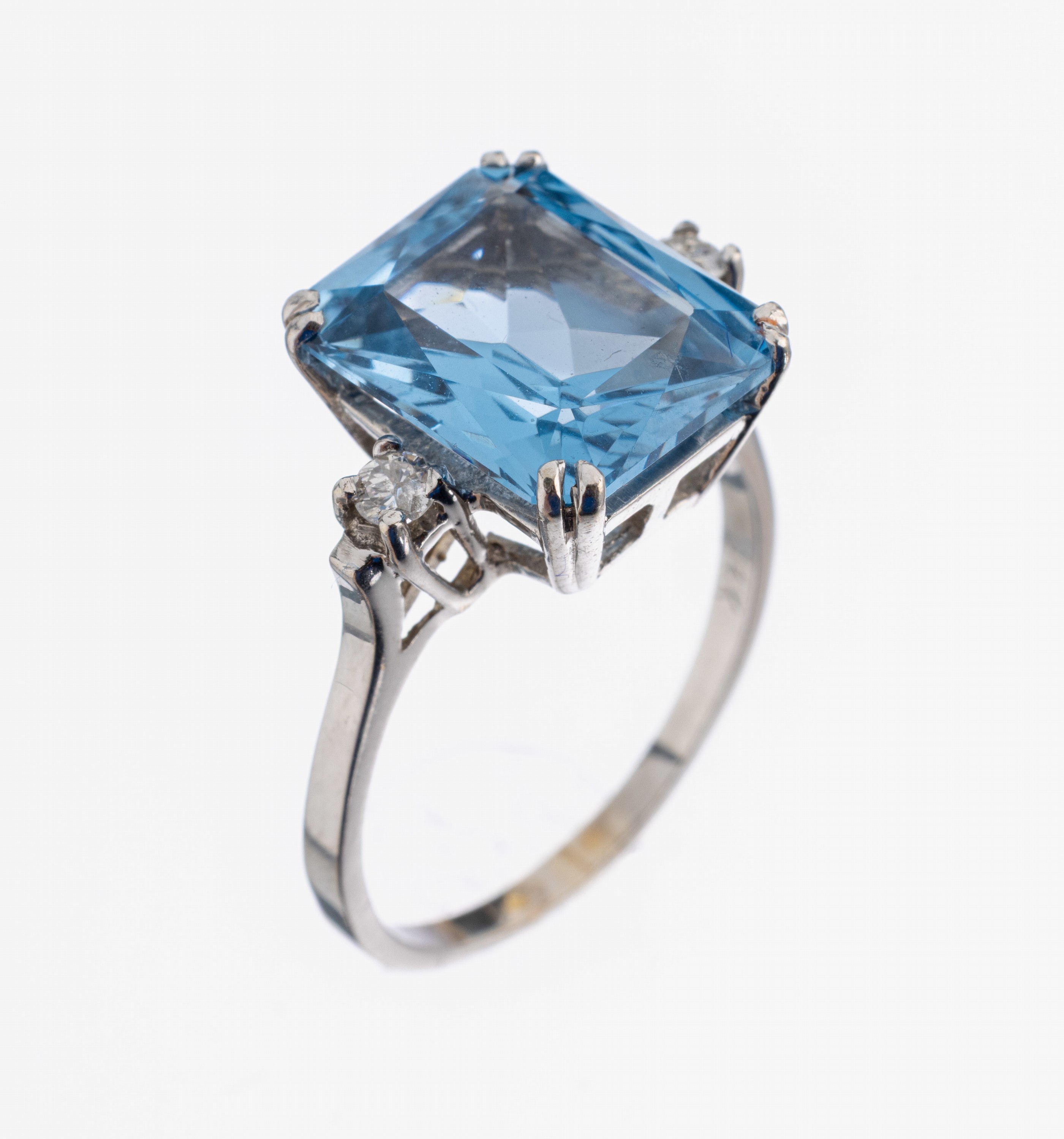 Image 26983046 - 14 kt Gold Spinell-Brillant-Ring, WG 585/000, facett. blauer Spinell, 2 Brillanten zus. ...