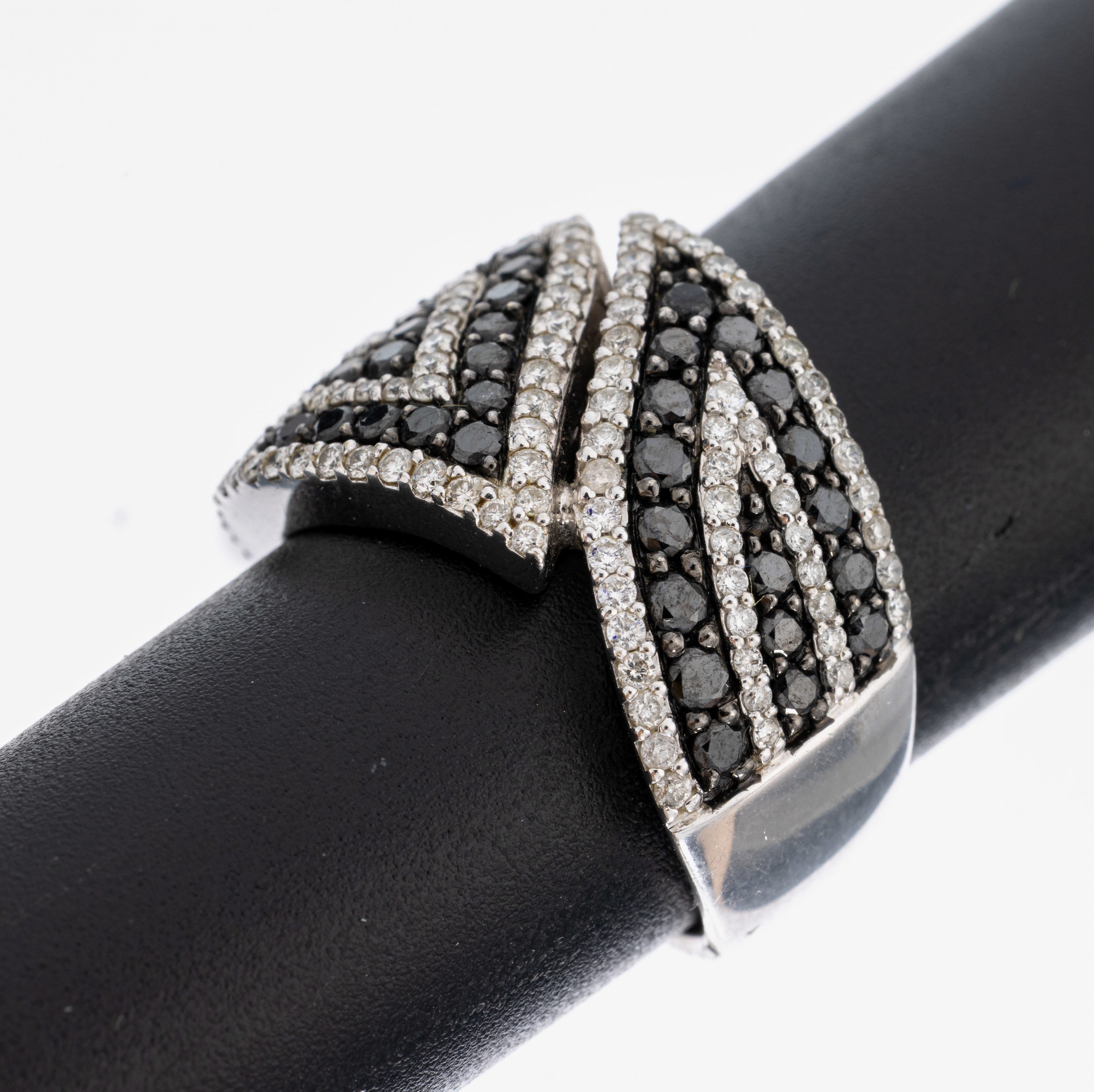 Image 26983051 - 14 kt Gold Diamant-Ring, WG 585/000, 123 Brillanten Weiß/p und 47 schwarze Diamanten ...
