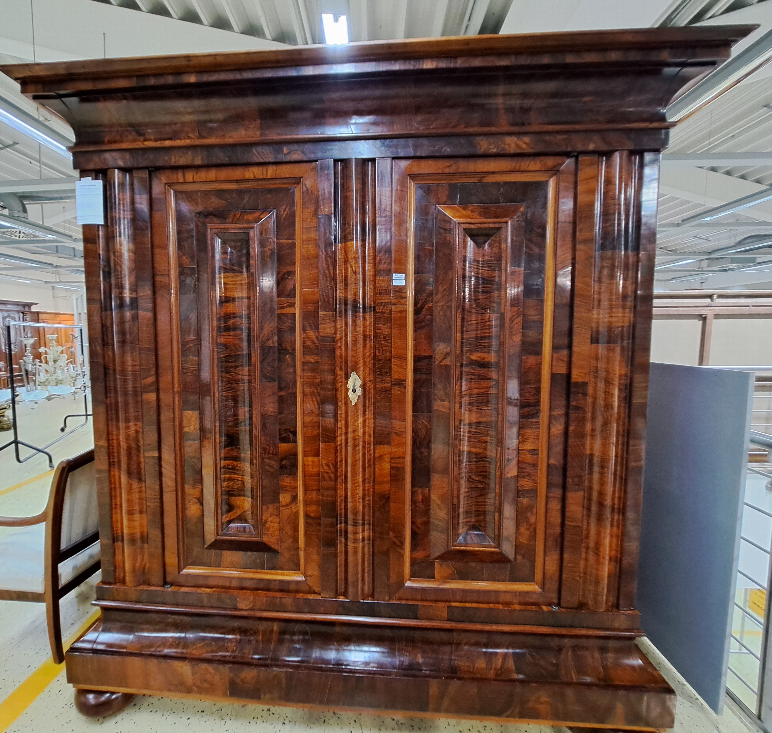 Detail a: Wellenschrank, Barock, um 1750, Nussbaumfurnier, quer verlegt auf Weichholzkorpus, zweitürig, Schellackpolitur, Schlüssel, orig. Beschlag, innen ...