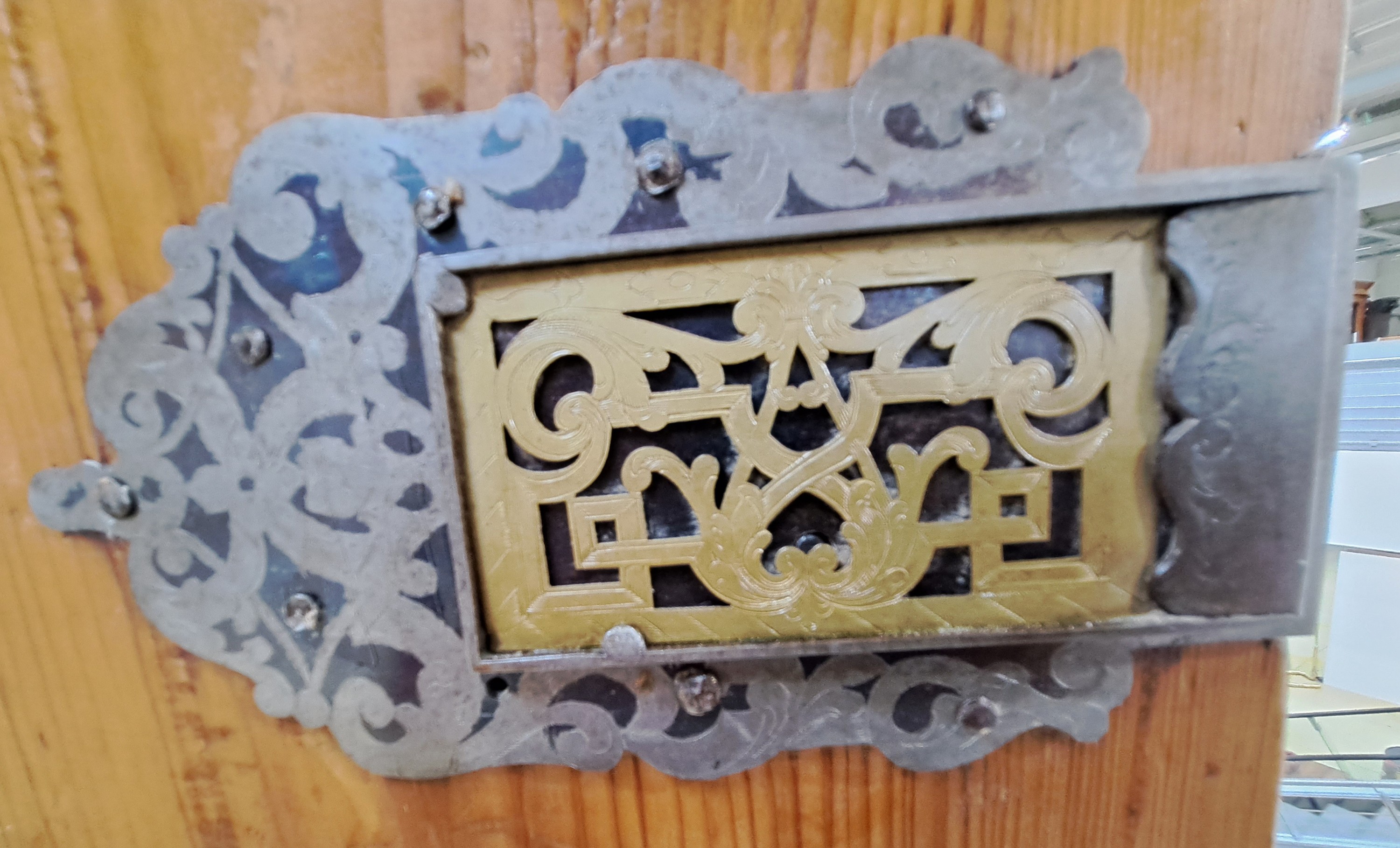 Detail b: Wellenschrank, Barock, um 1750, Nussbaumfurnier, quer verlegt auf Weichholzkorpus, zweitürig, Schellackpolitur, Schlüssel, orig. Beschlag, innen ...