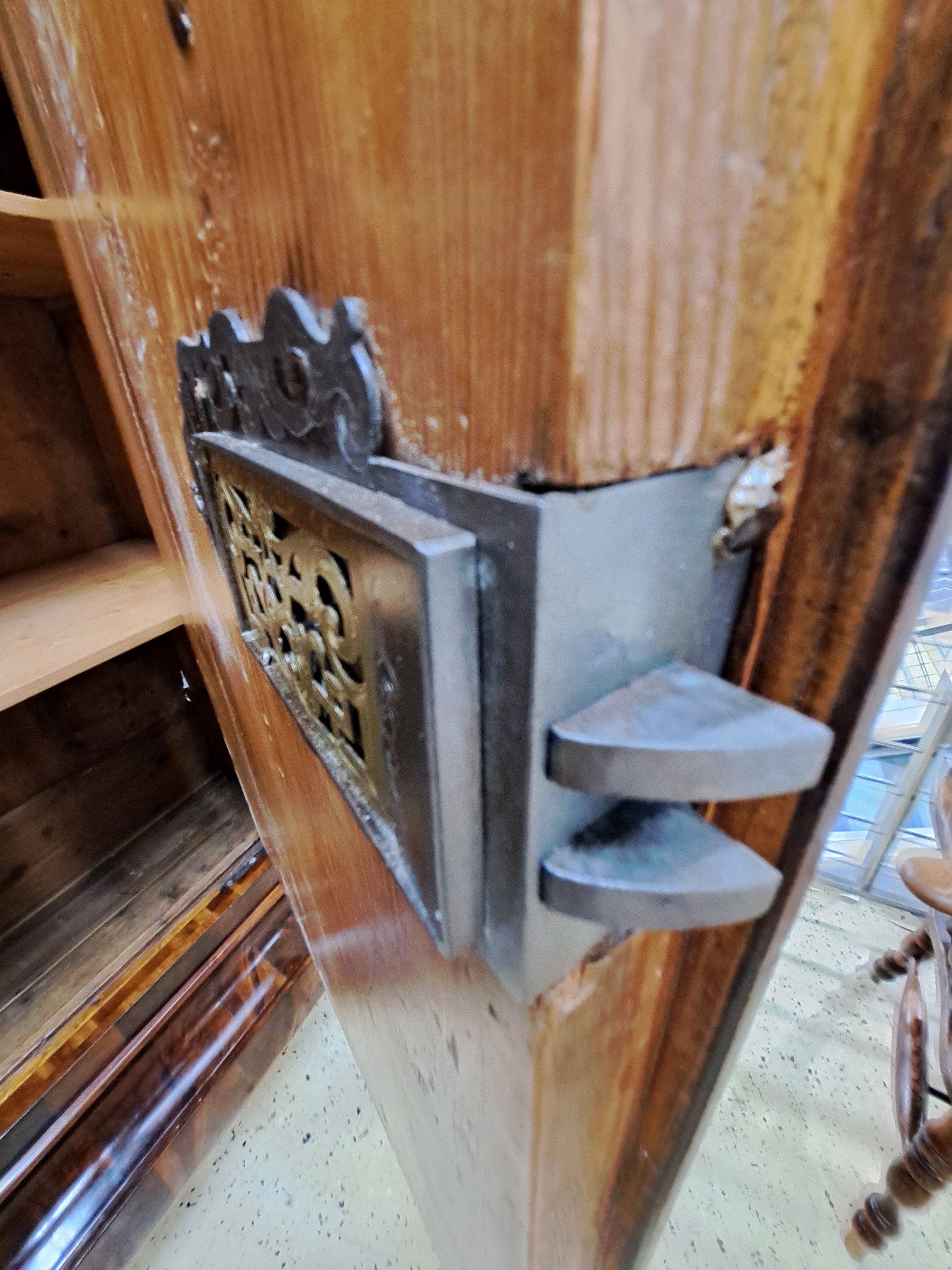 Detail c: Wellenschrank, Barock, um 1750, Nussbaumfurnier, quer verlegt auf Weichholzkorpus, zweitürig, Schellackpolitur, Schlüssel, orig. Beschlag, innen ...