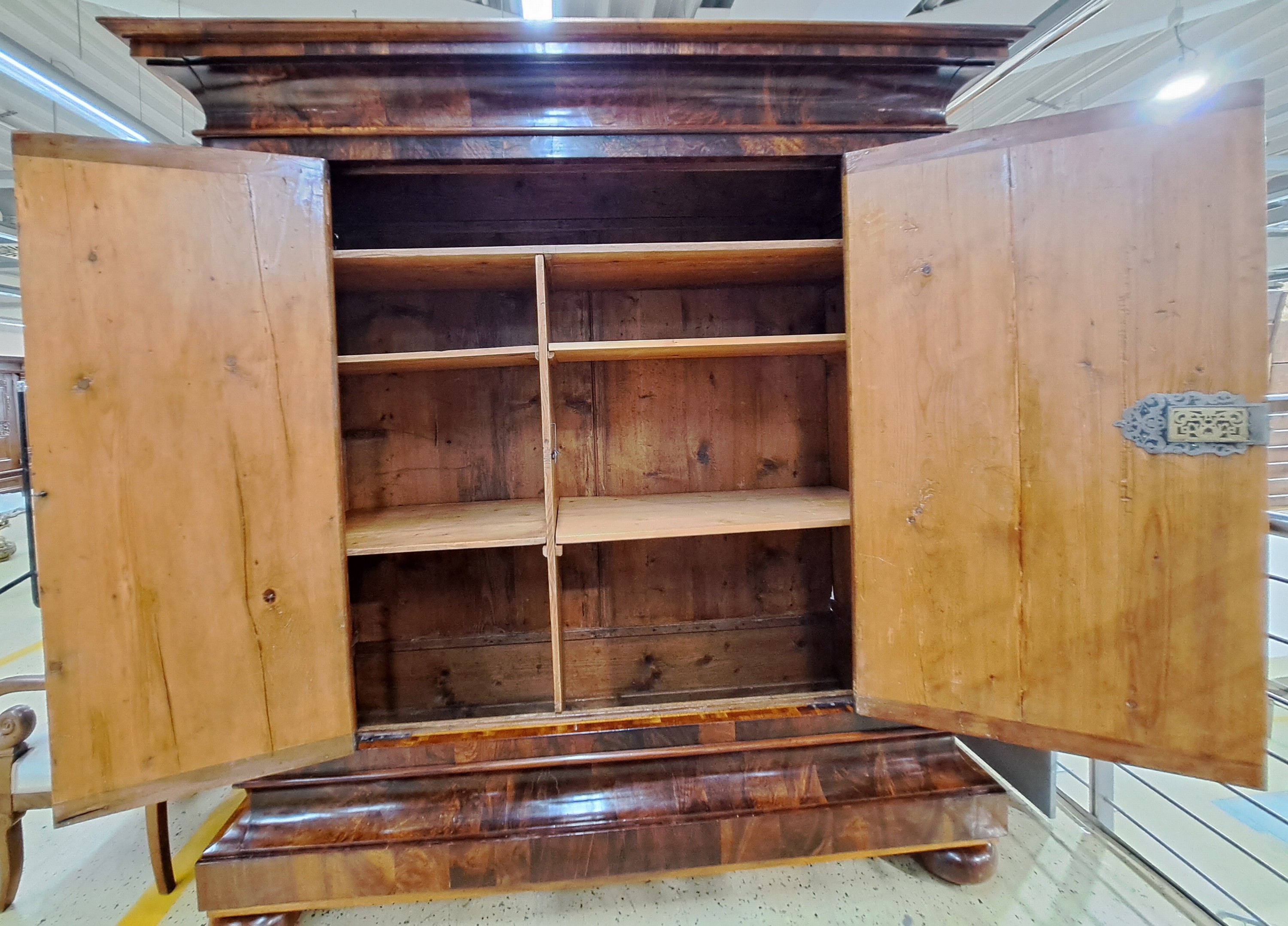 Detail d: Wellenschrank, Barock, um 1750, Nussbaumfurnier, quer verlegt auf Weichholzkorpus, zweitürig, Schellackpolitur, Schlüssel, orig. Beschlag, innen ...