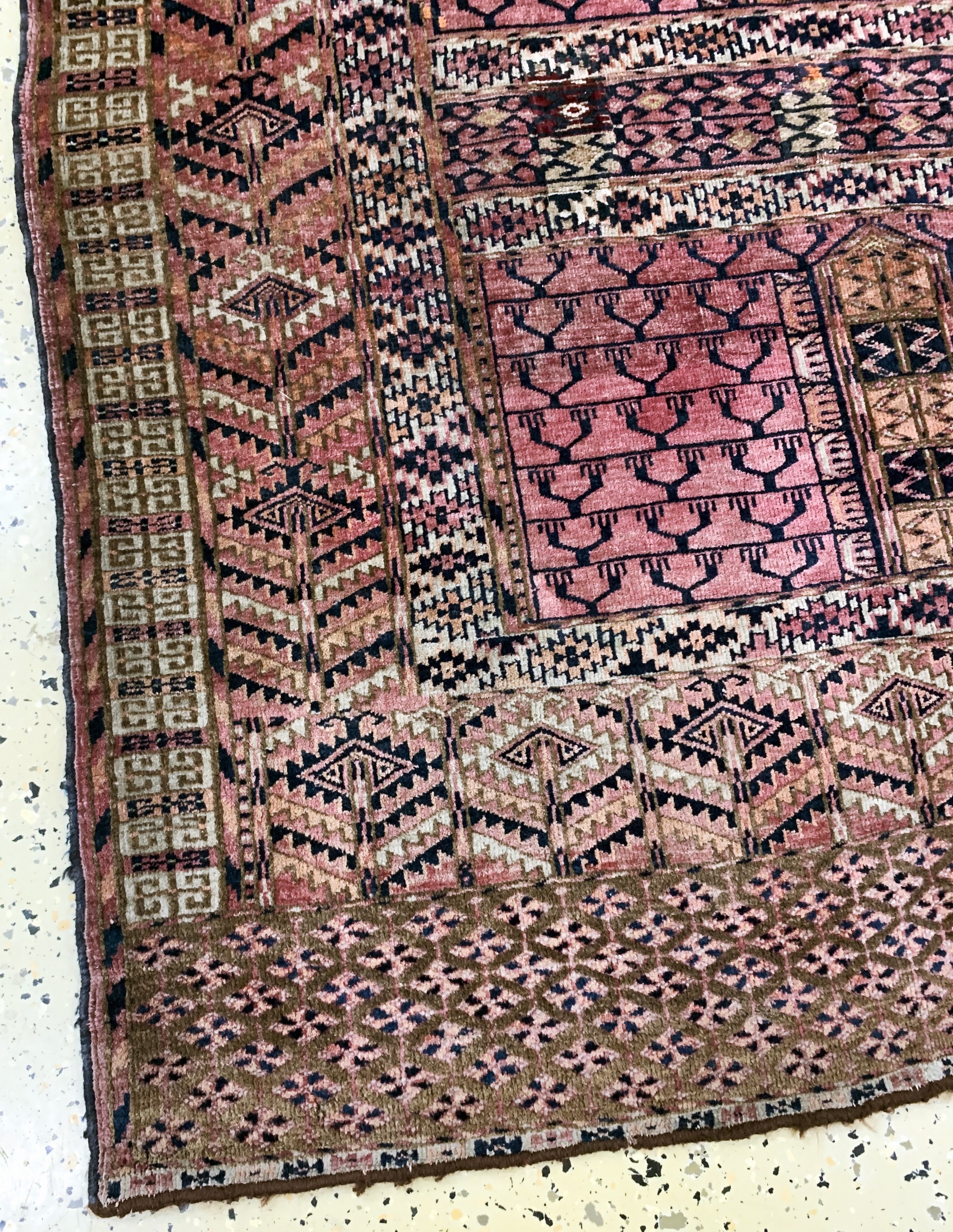 Detail b: Tekke"Engsi"antik, Turkmenistan, um 1900, Wolle auf Wolle, ca. 145 x 125 cm, EHZ: 3, (restauriert)