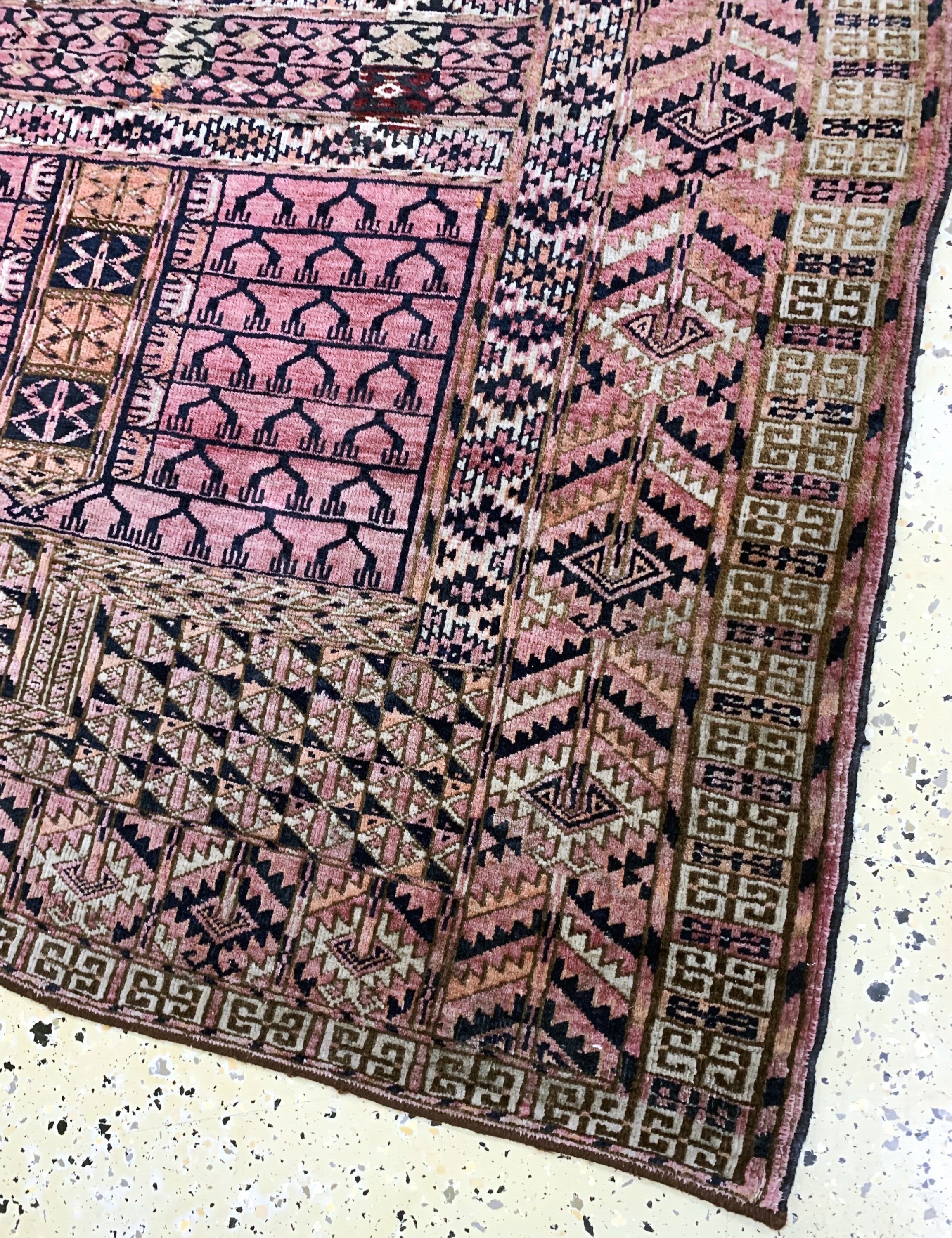 Detail c: Tekke"Engsi"antik, Turkmenistan, um 1900, Wolle auf Wolle, ca. 145 x 125 cm, EHZ: 3, (restauriert)
