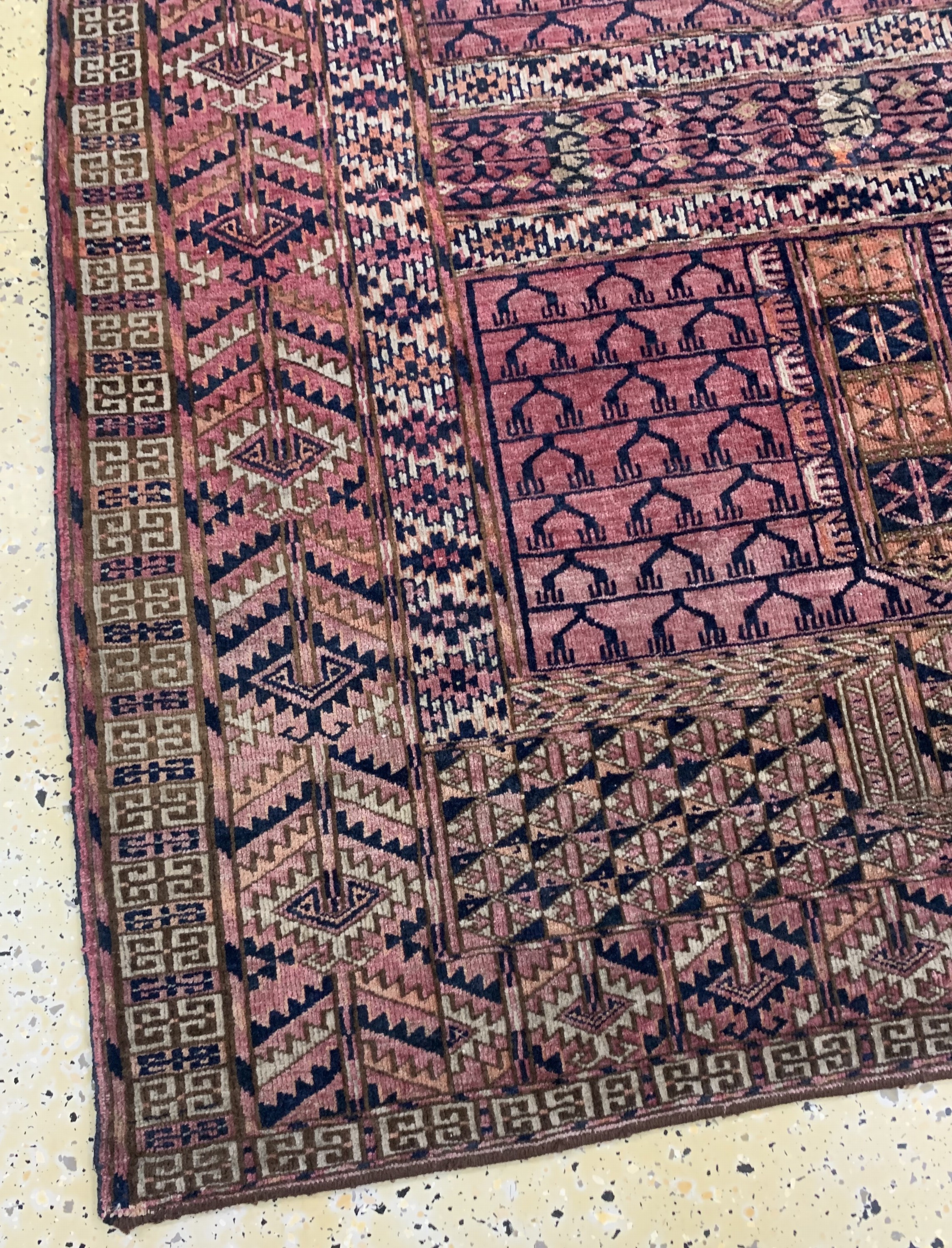 Detail d: Tekke"Engsi"antik, Turkmenistan, um 1900, Wolle auf Wolle, ca. 145 x 125 cm, EHZ: 3, (restauriert)