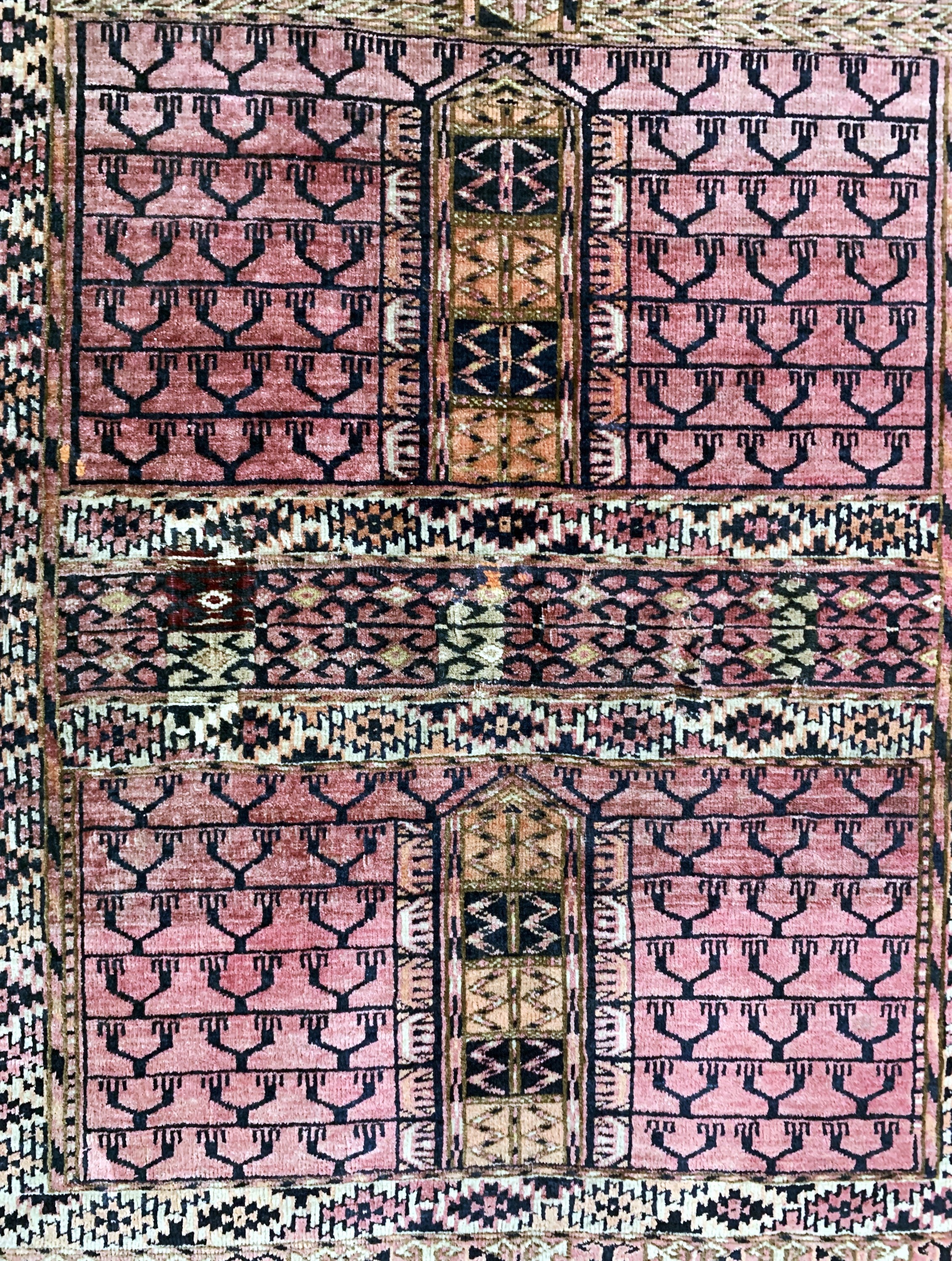 Detail e: Tekke"Engsi"antik, Turkmenistan, um 1900, Wolle auf Wolle, ca. 145 x 125 cm, EHZ: 3, (restauriert)