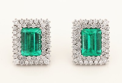 26983007a - Paar 18 kt Gold Smaragd-Brillant-Ohrstecker, WG 750/000, 2 facett. Smaragde im Emerald- ...