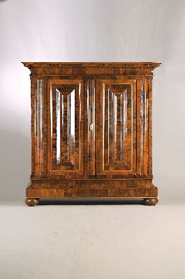 Image Wellenschrank, Barock, um 1750, Nussbaumfurnier, quer verlegt auf Weichholzkorpus, ...