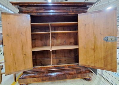 26983095d - Wellenschrank, Barock, um 1750, Nussbaumfurnier, quer verlegt auf Weichholzkorpus, ...