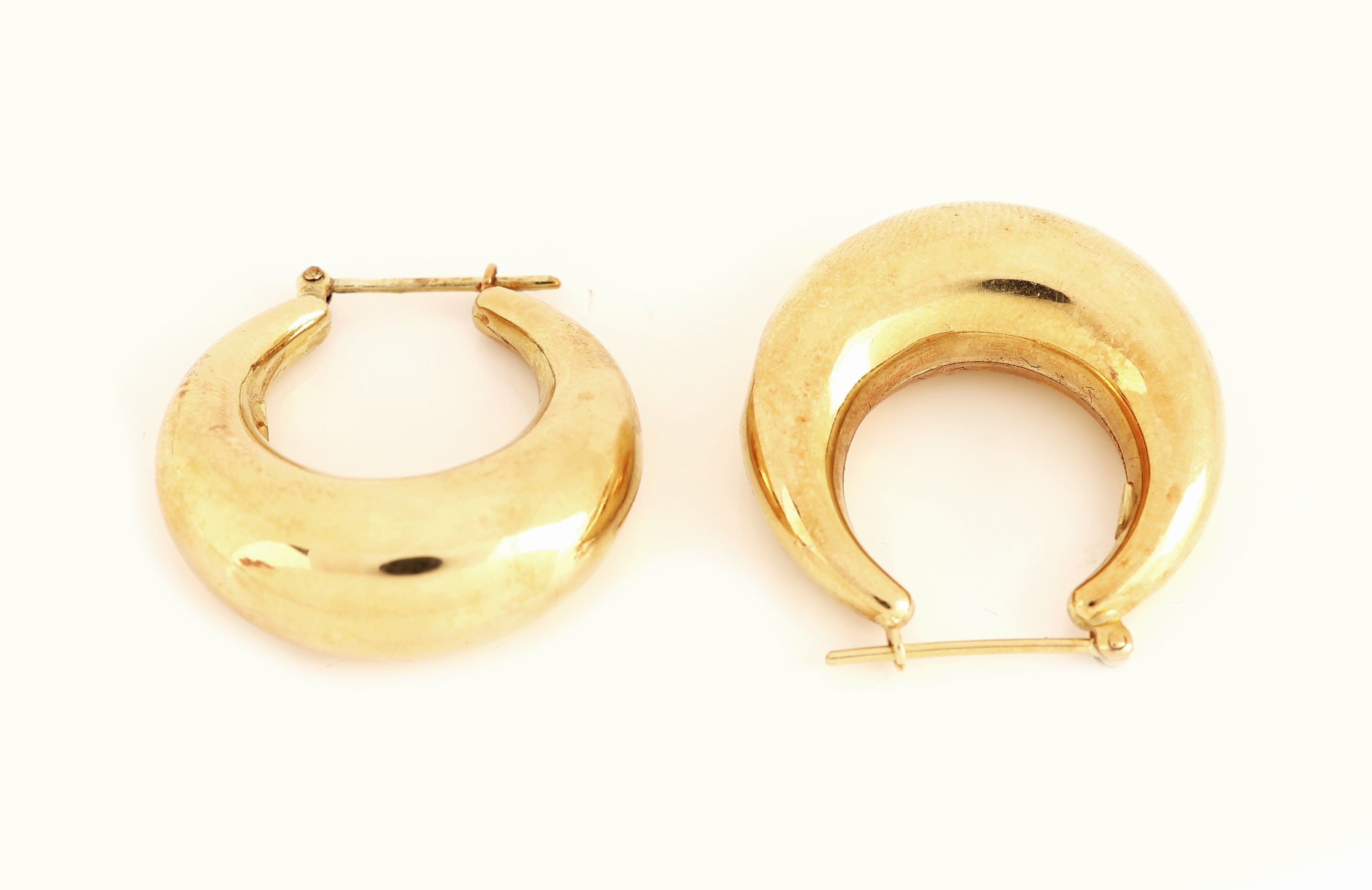 Detail a: Paar 18 kt Gold Ohrcreolen, GG 750/000, D. ca. 27 mm im Breitenverlauf, l. verbeult, ca. 8.0 g
