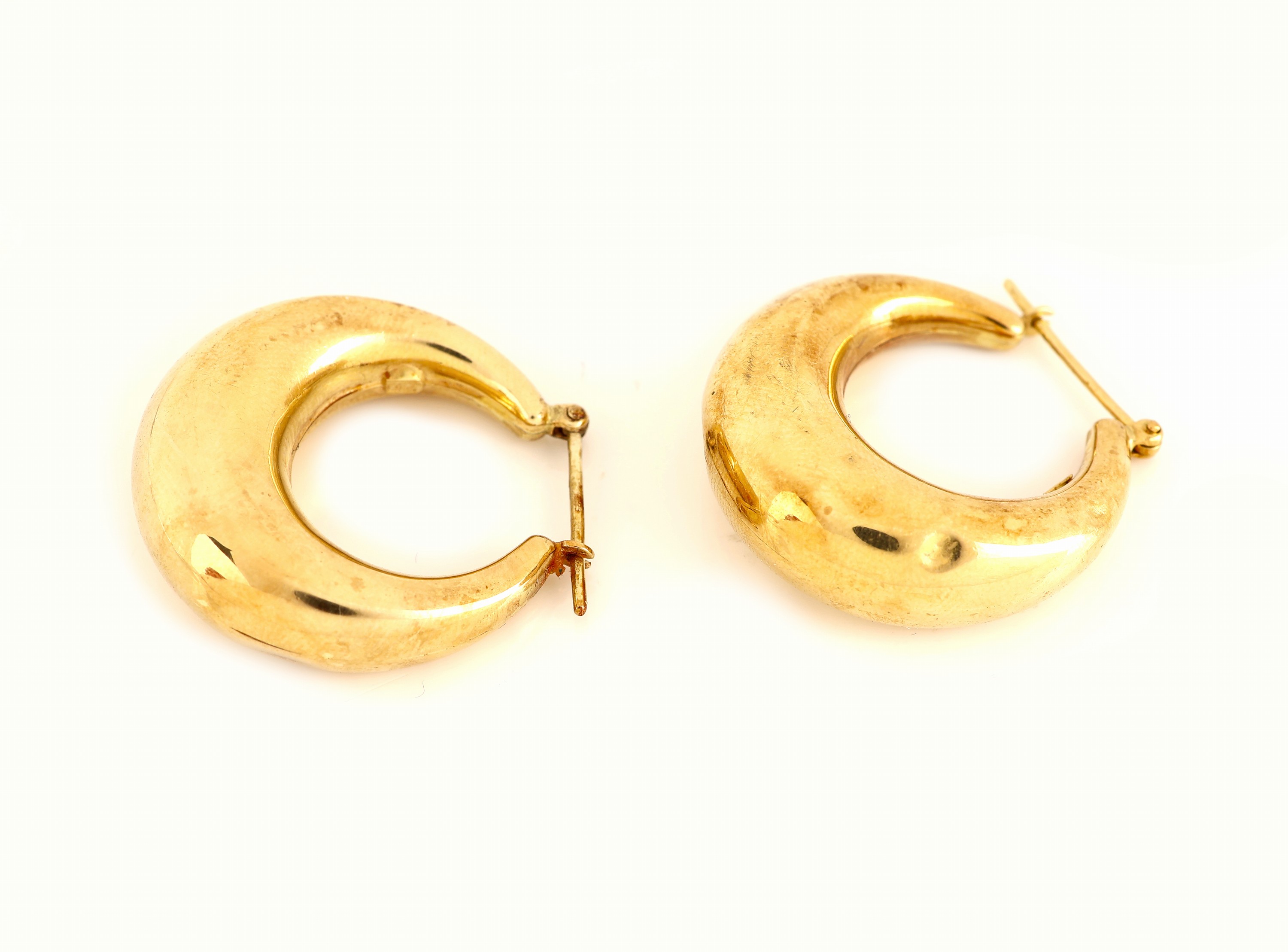 Detail b: Paar 18 kt Gold Ohrcreolen, GG 750/000, D. ca. 27 mm im Breitenverlauf, l. verbeult, ca. 8.0 g