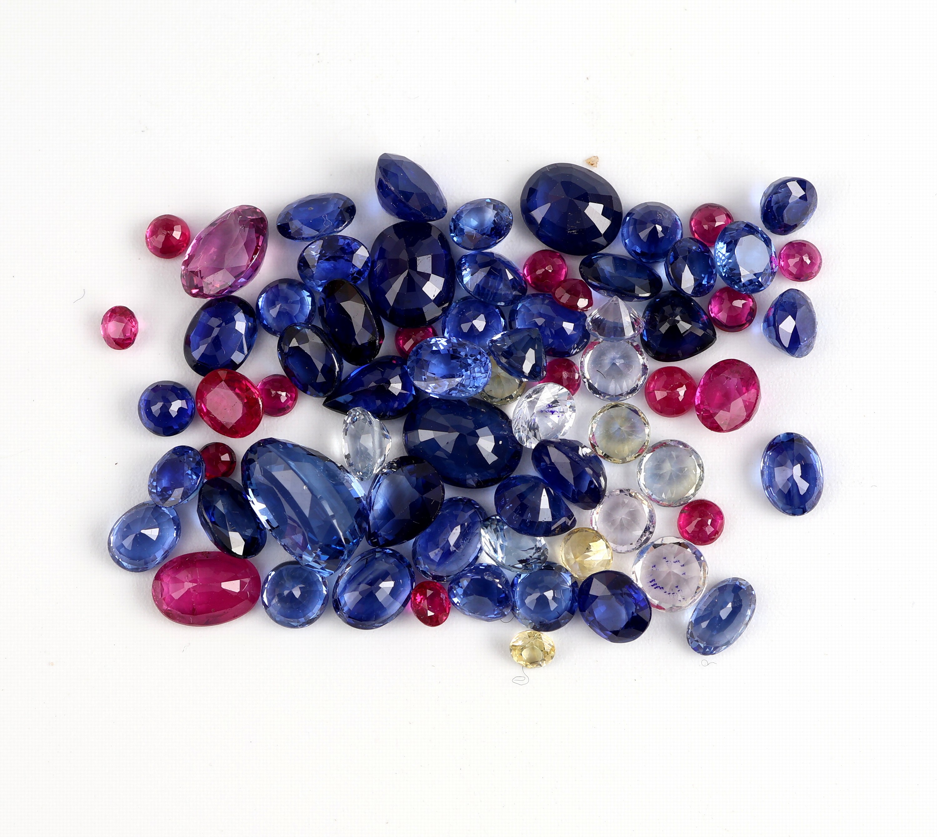 Detail a: Lot lose facett. Edelsteine, zus. 21.78 ct, überwiegend Saphire in versch. Farben und Formen, darunter auch Rubine