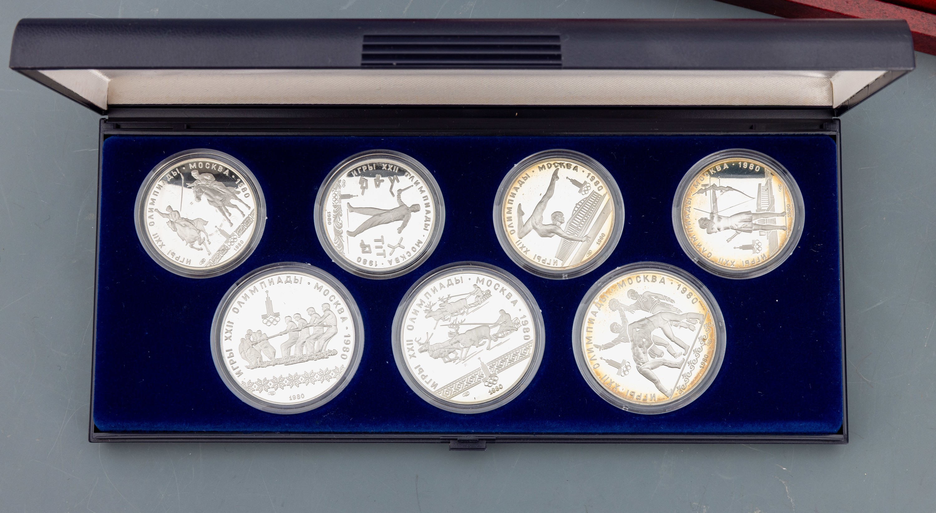 Detail b: Konvolut 59 Silbermedaillen, Olympiade Moskau 1980, in Etuis, 28 x 10 Rubel, 28 x 5 Rubel, und 3 Medaillen, Darstellung verschiedener Sportarten, ...