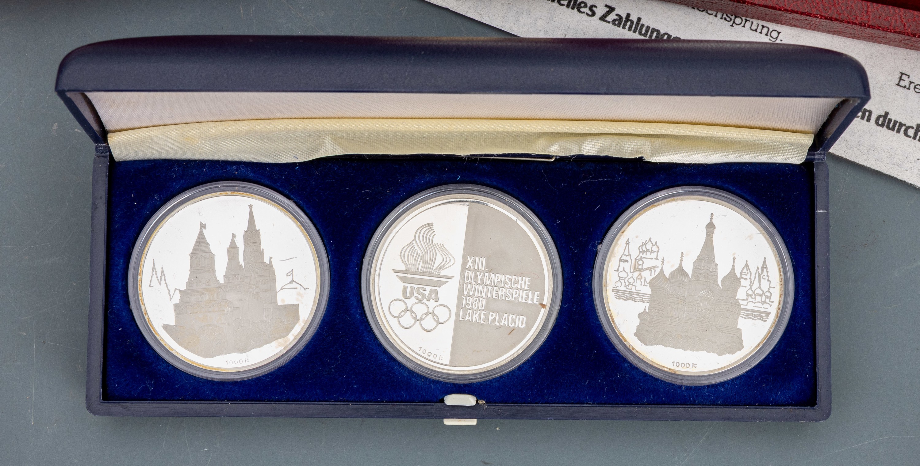 Detail d: Konvolut 59 Silbermedaillen, Olympiade Moskau 1980, in Etuis, 28 x 10 Rubel, 28 x 5 Rubel, und 3 Medaillen, Darstellung verschiedener Sportarten, ...