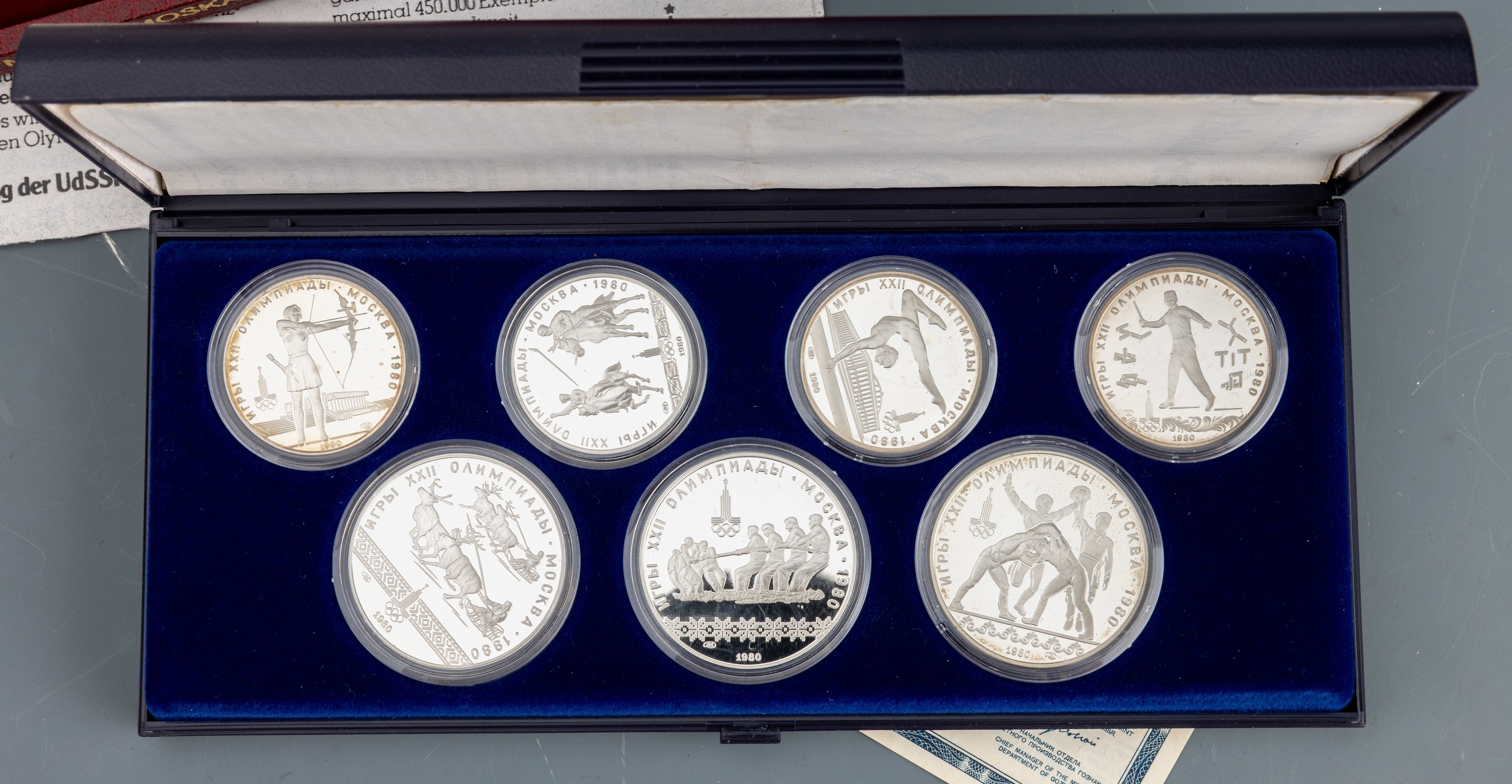 Detail e: Konvolut 59 Silbermedaillen, Olympiade Moskau 1980, in Etuis, 28 x 10 Rubel, 28 x 5 Rubel, und 3 Medaillen, Darstellung verschiedener Sportarten, ...
