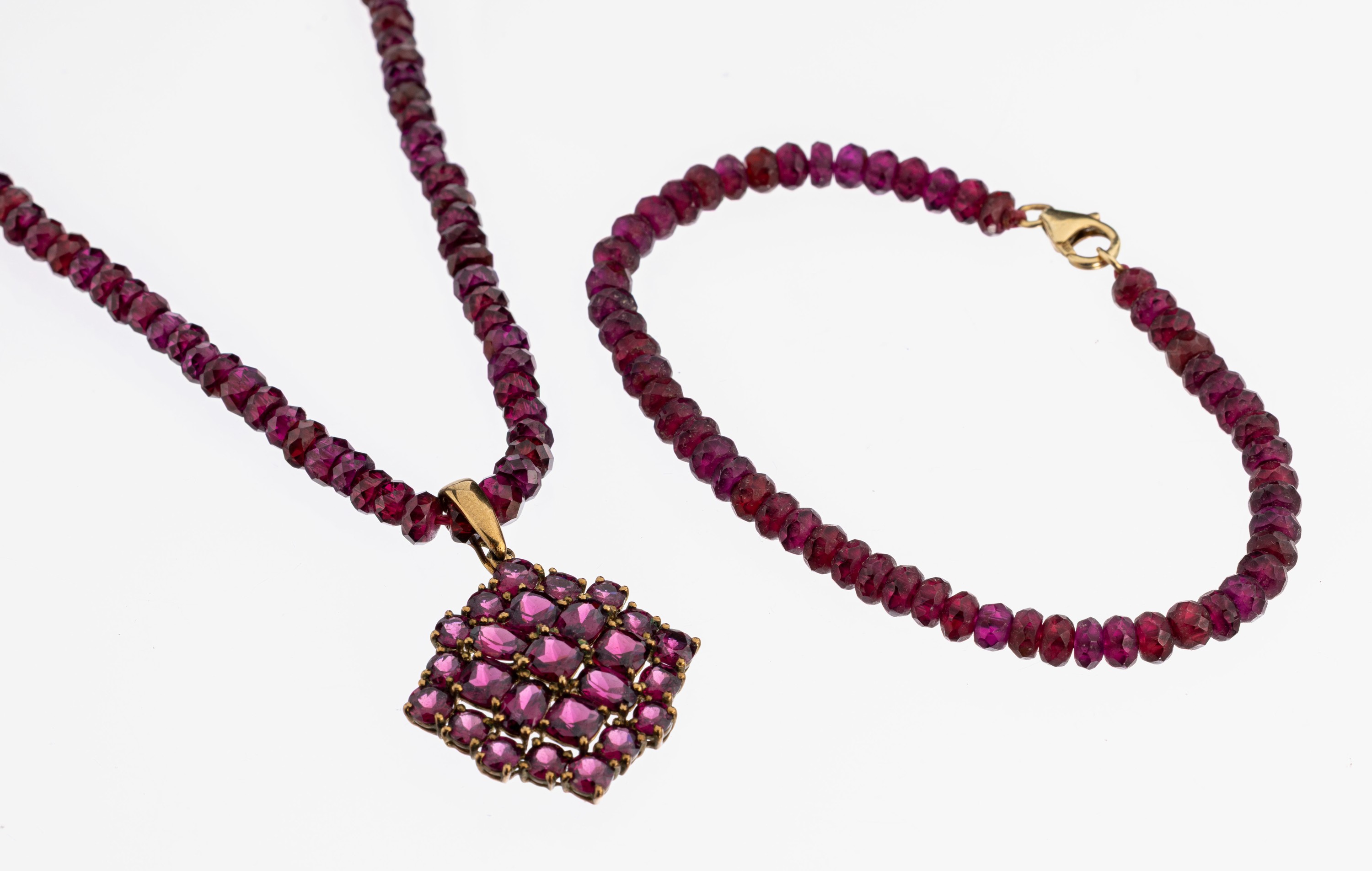 Almandin-Granat-Set, best. aus: Collier, L.ca. 44.5 cm, Armband, L. ca. 20 cm, Karabinerschließen GG 585/000, facett. Almandin-Rondelle, Collier ...