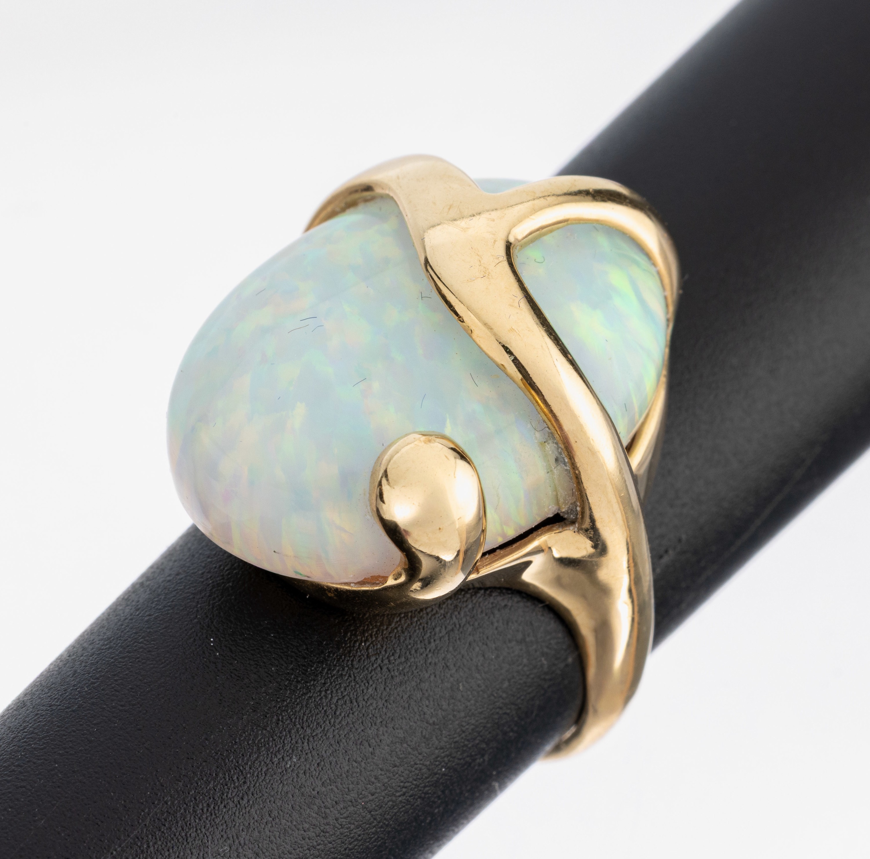 14 kt Gold Ring, GG 585/000, außergewöhnliche Gestaltung, ovale Opal- Synthese, RW 60, ca. 11.7 g