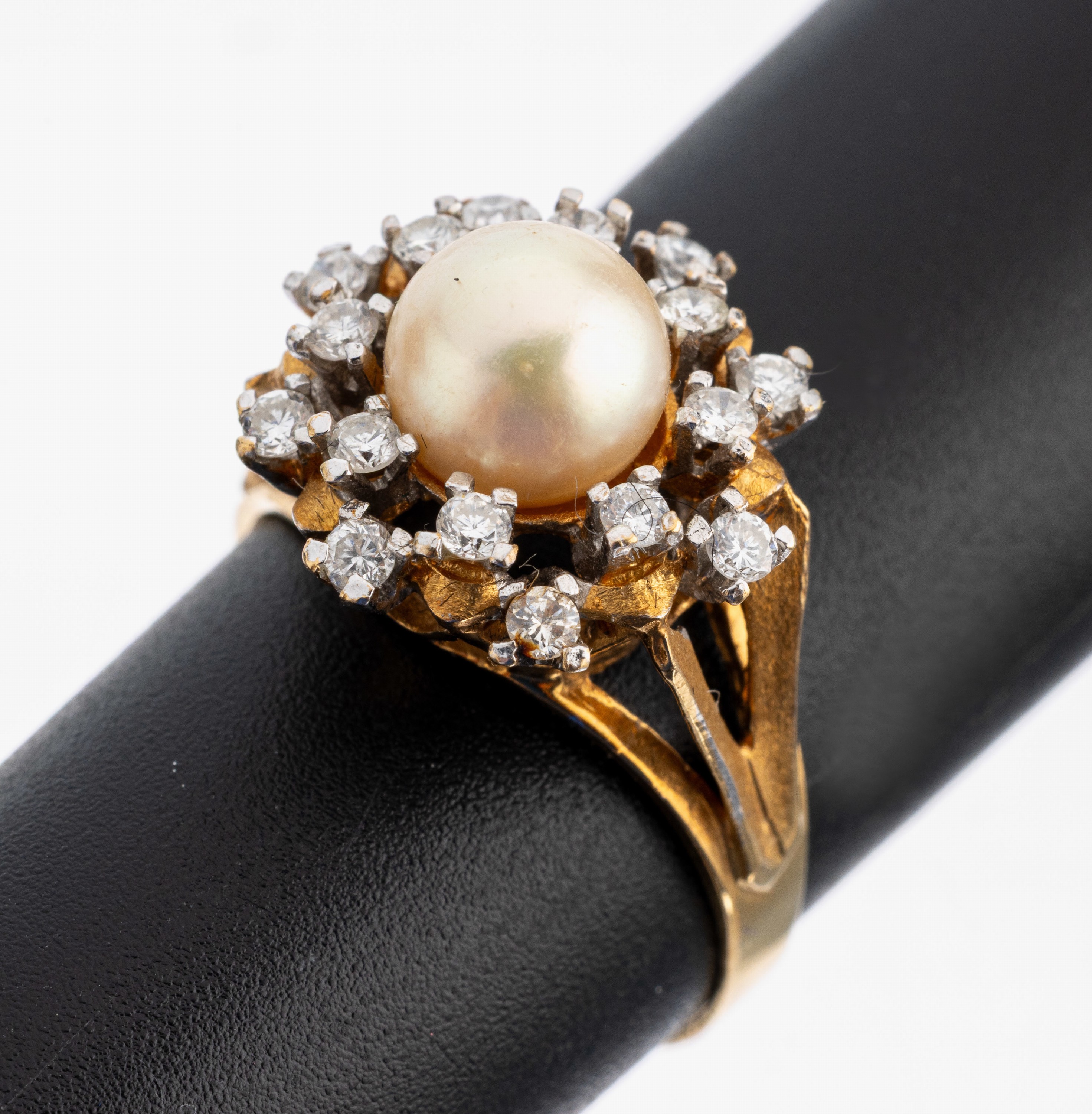 18 kt Gold Perl-Brillant-Ring, GG/WG 750/000 gepr., mittig Zuchtperle, D. ca. 7.4 mm, 16 Brillanten zus. ca. 0.36 ct (grav.) Weiß/si, RW 57, ca. ...