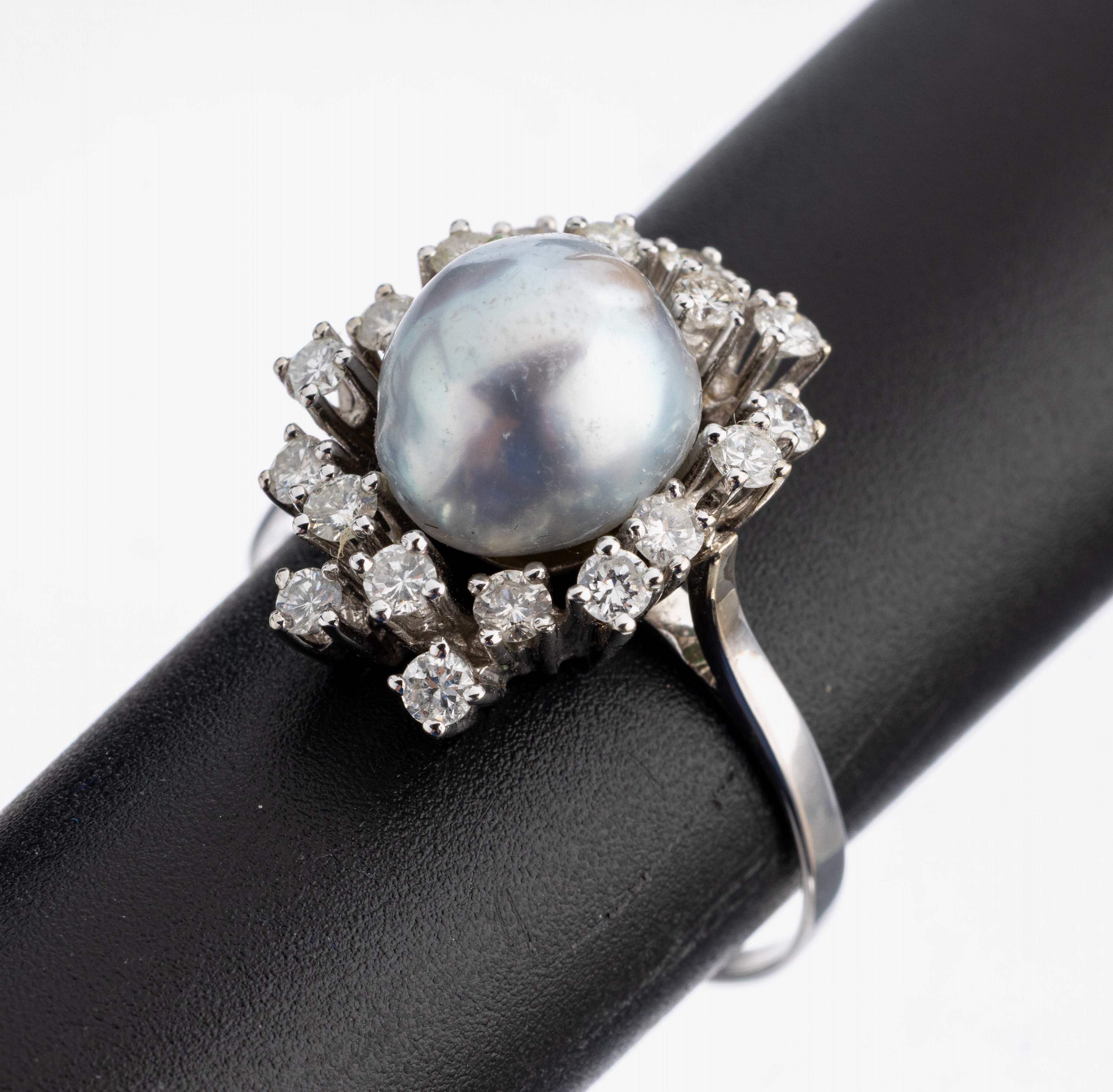 14 kt Gold Perl-Brillant-Ring, WG 585/000, mittig unrunde Zuchtperle, D. ca. 9.8 mm, 18 Brillanten zus. ca. 0.90 ct Weiß/si, RW 69, ca. 7.0 g