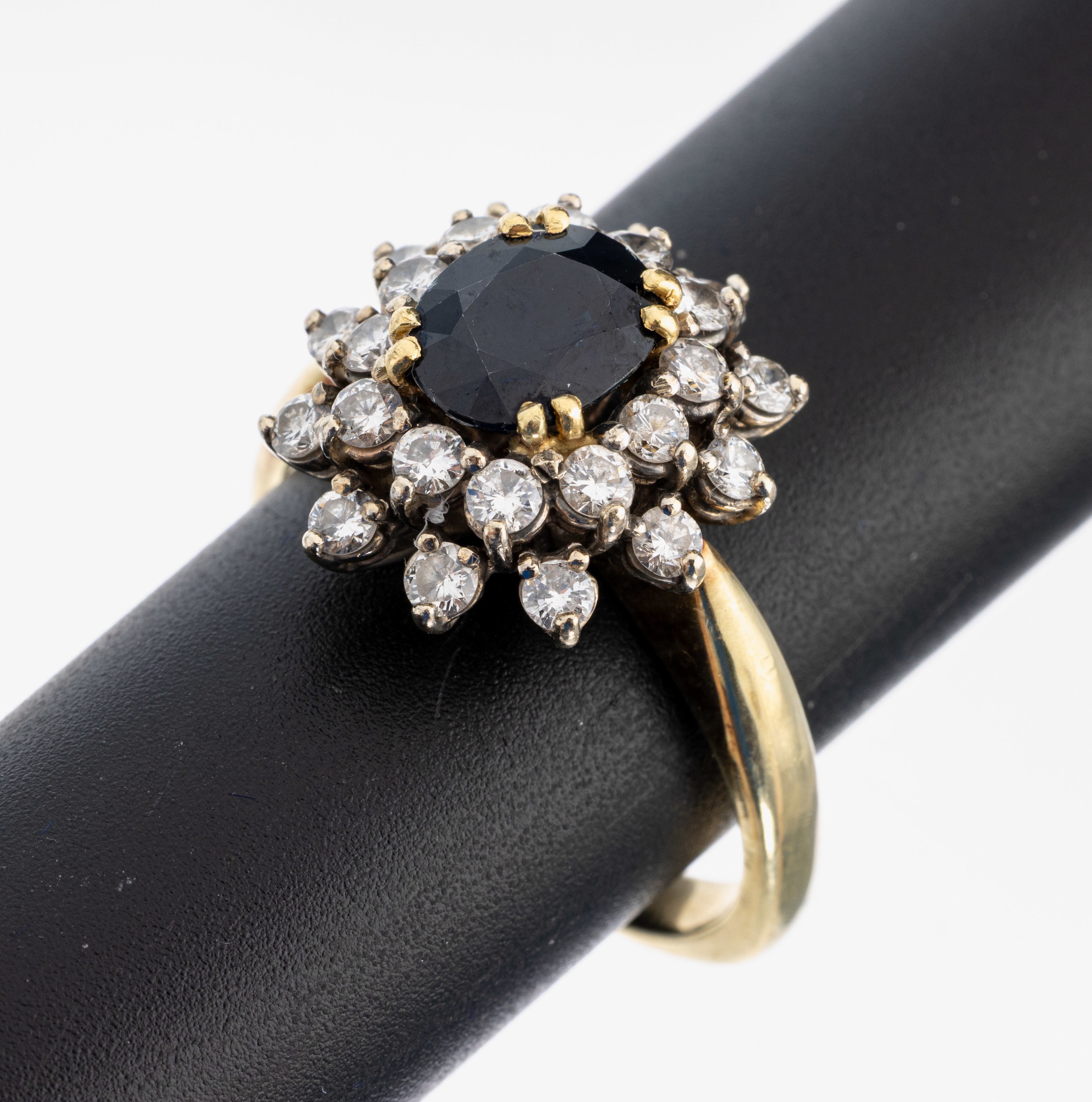 14 kt Gold Saphir-Brillant-Ring, GG/WG 585/000, Aufbau in mehreren Ebenen, mittig ovalfacett. Saphir (min besch.) ca. 2.70 ct, 24 Brillanten zus. ...