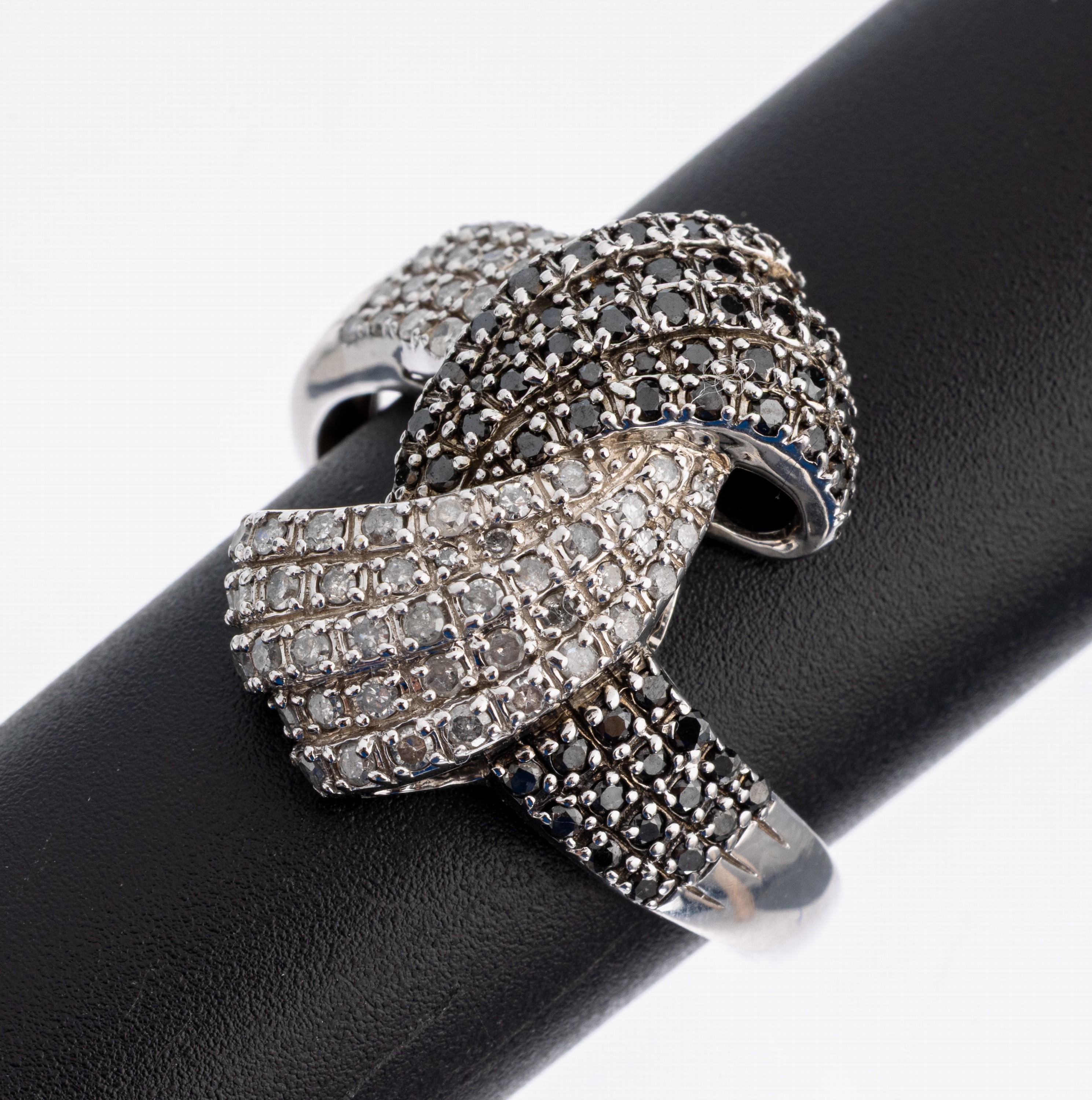 14 kt Gold Diamant-Ring, WG 585/000, 118 8/8-Diamanten Weiß/p und 58 schwarze Diamanten(beh.) zus. ca. 1.40 ct, RW 71, ca. 7.0 g, Meistermarke GTR ...