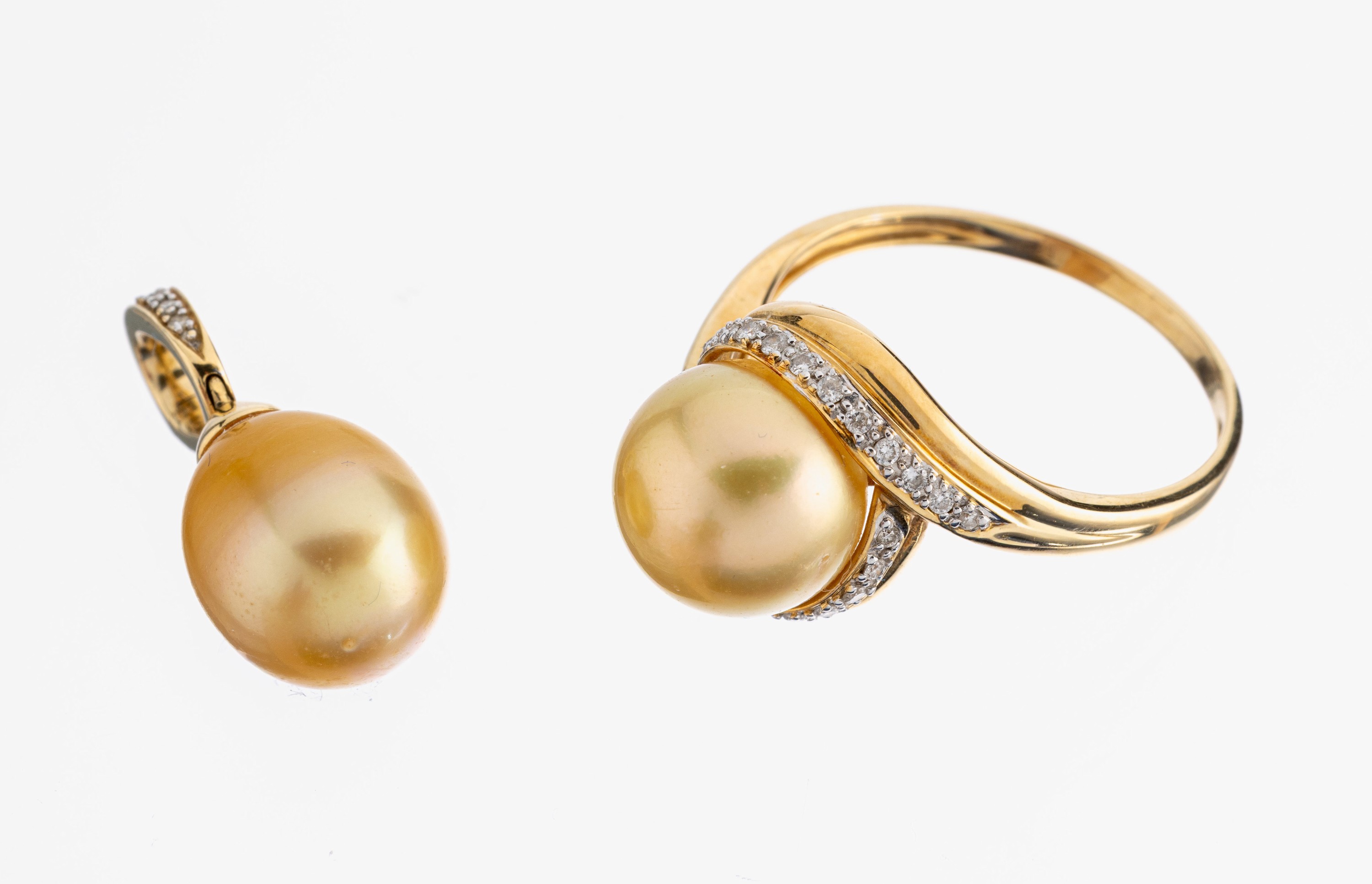 14 kt Gold Perl-Brillant-Schmuckset, GG 585/000, best. aus: 1 Ring, RW 66, mittig Zuchtperle, D. ca. 11.2 mm, 26 Brillanten zus.ca. 0.13 ct ...