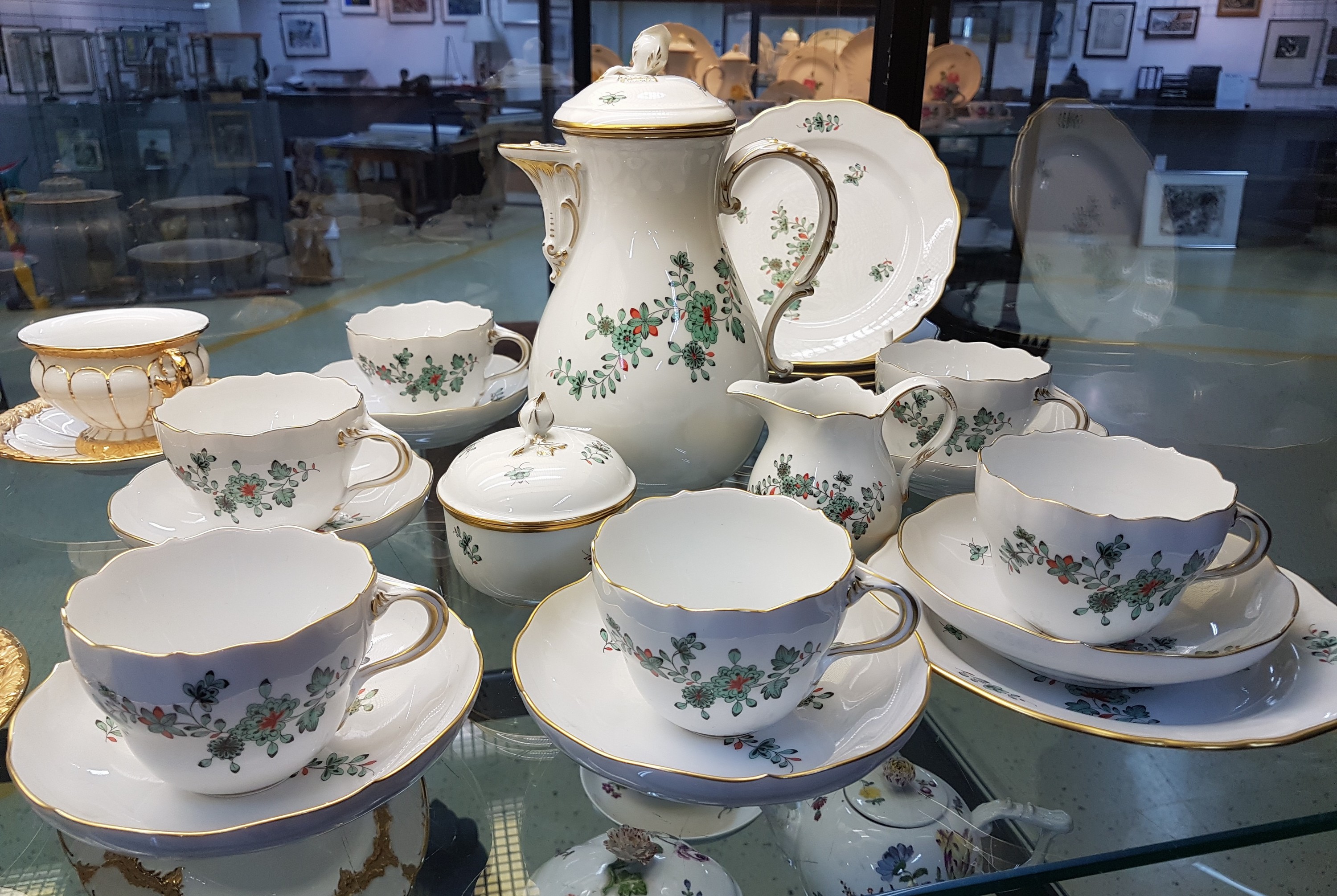 Detail a: Kaffeeservice, Meissen, indischer Blumenzweig für 6 Personen, kupfergrün und rot, Goldrand, Kaffeekanne, Zuckerdose, Milchkännchen, 6 Tassen mit ...
