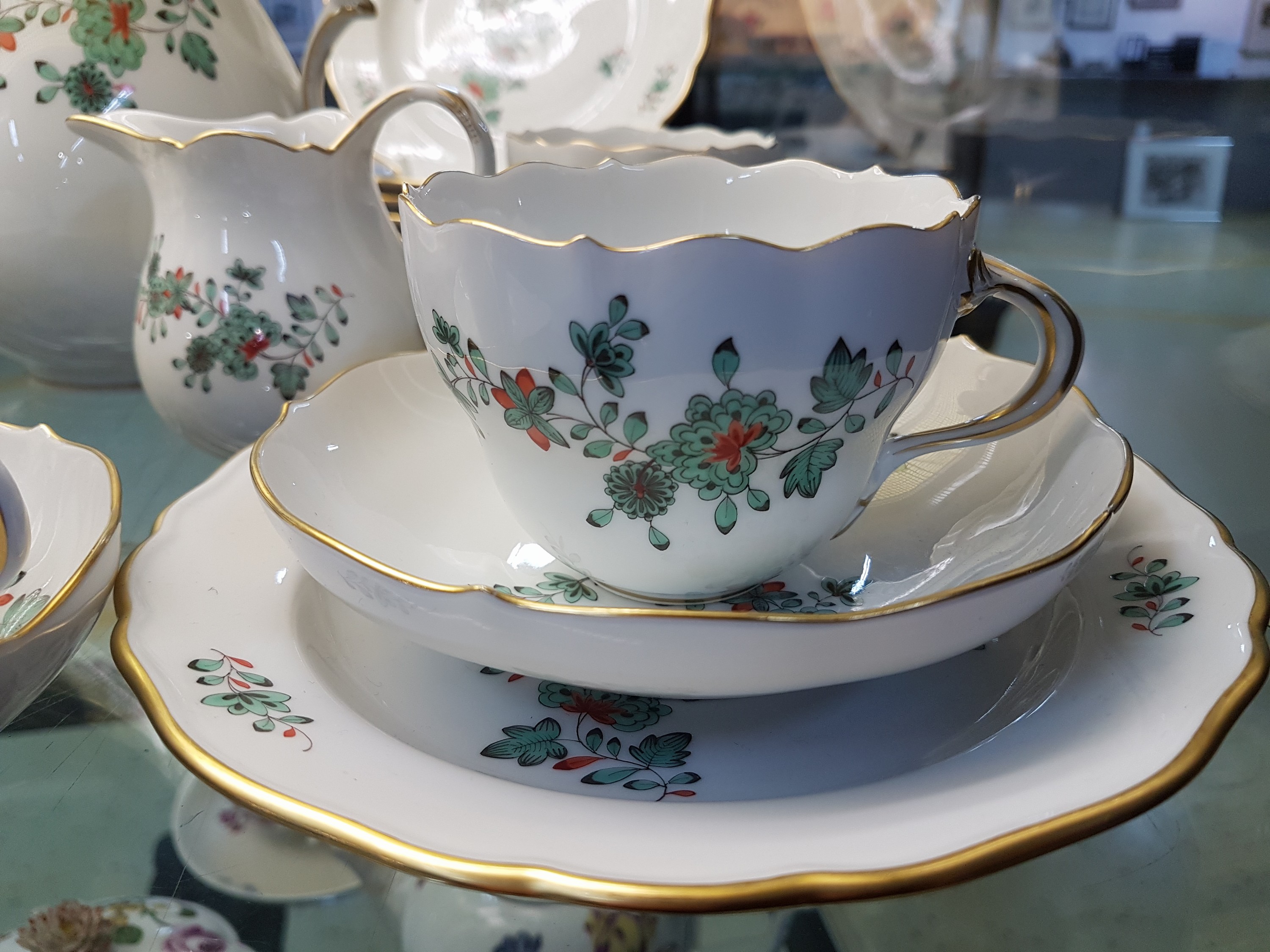 Detail b: Kaffeeservice, Meissen, indischer Blumenzweig für 6 Personen, kupfergrün und rot, Goldrand, Kaffeekanne, Zuckerdose, Milchkännchen, 6 Tassen mit ...