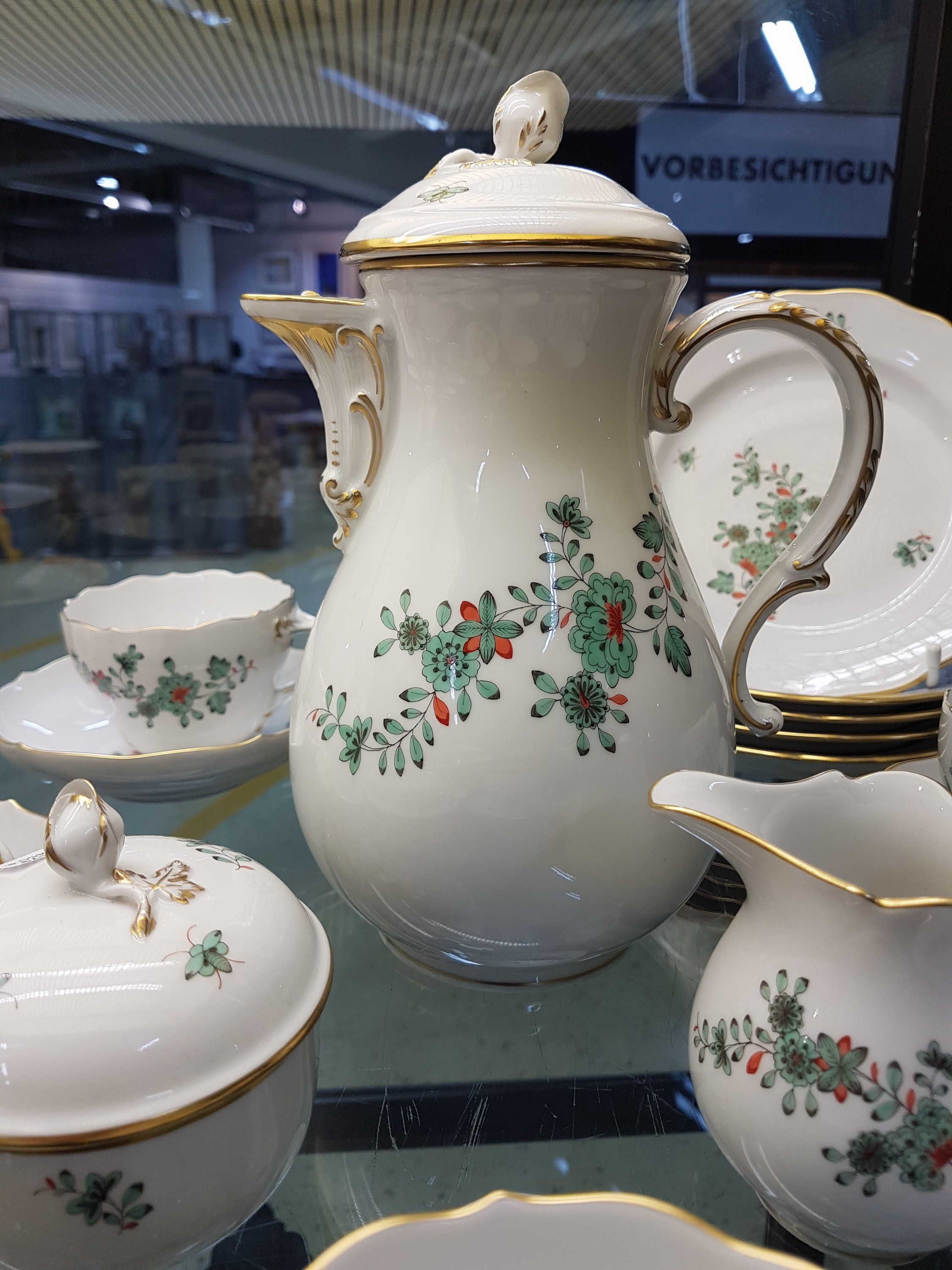 Detail c: Kaffeeservice, Meissen, indischer Blumenzweig für 6 Personen, kupfergrün und rot, Goldrand, Kaffeekanne, Zuckerdose, Milchkännchen, 6 Tassen mit ...
