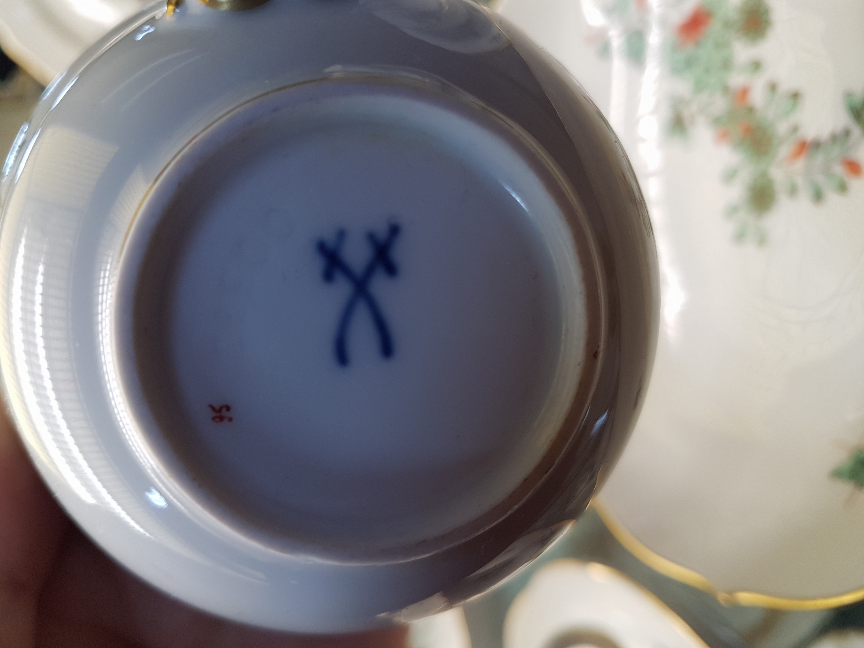 Detail e: Kaffeeservice, Meissen, indischer Blumenzweig für 6 Personen, kupfergrün und rot, Goldrand, Kaffeekanne, Zuckerdose, Milchkännchen, 6 Tassen mit ...