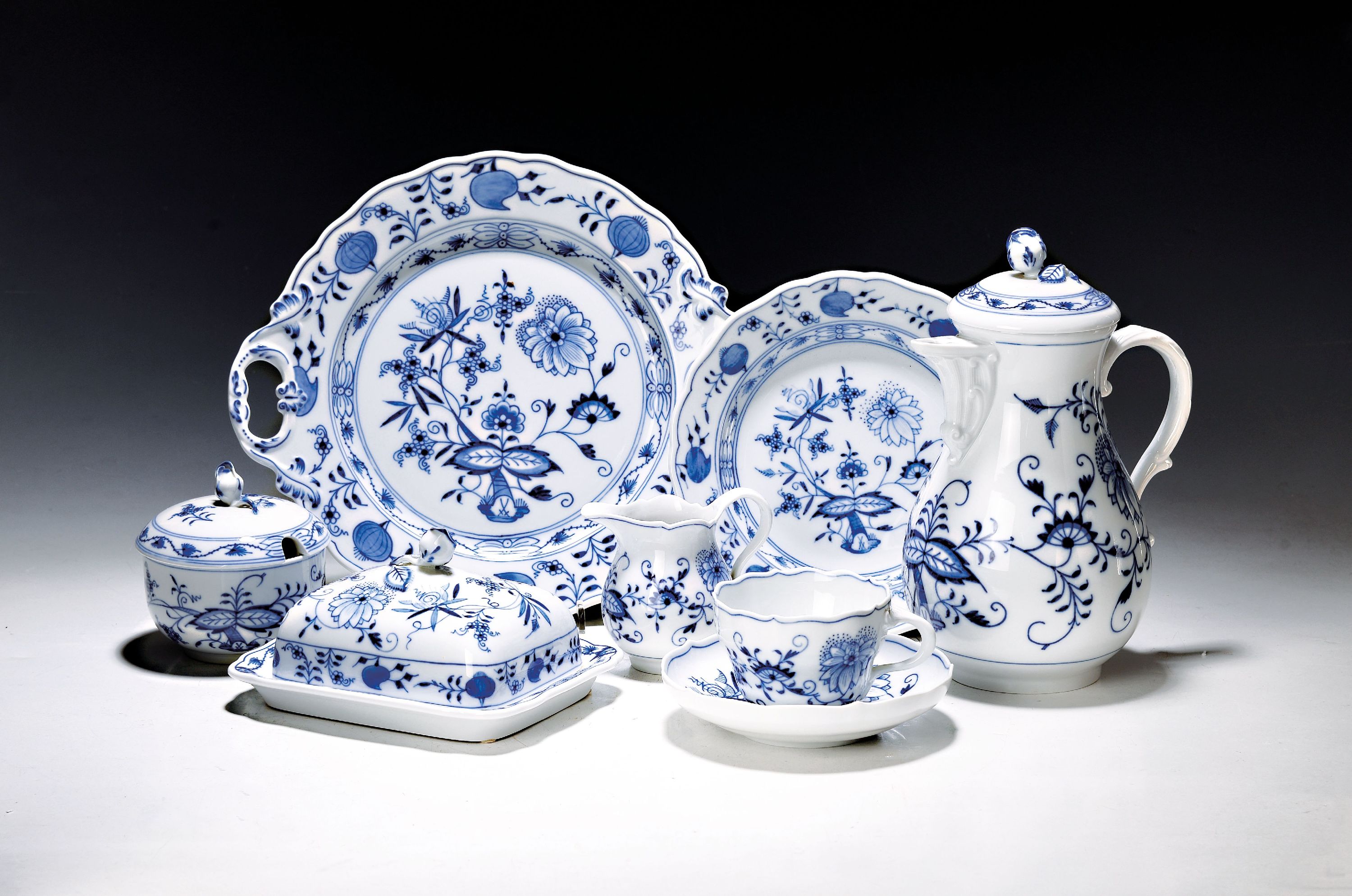 Image 26983250 - Kaffeeservice, Meissen, 20. Jh., Zwiebelmuster, neuer Ausschnitt, Kaffeekanne, 2 ...