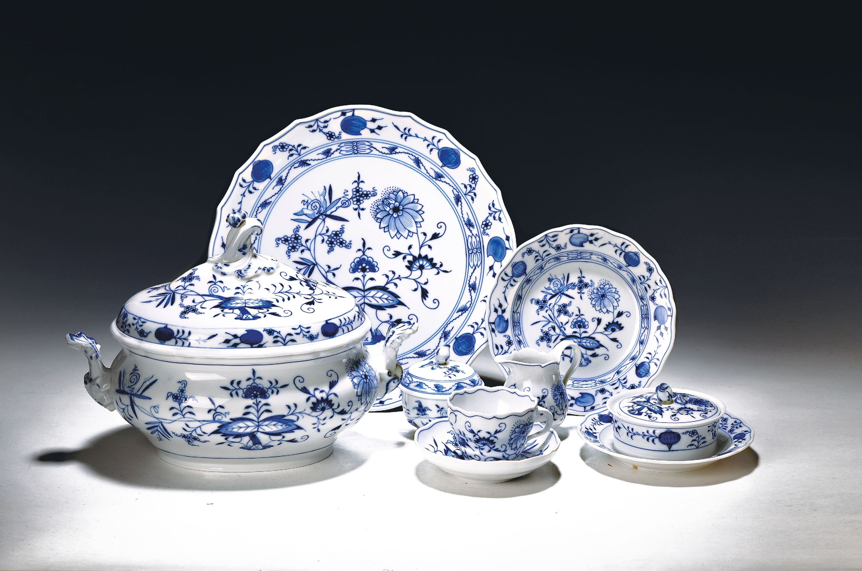 Image 26983251 - Kaffeeservice für 6 Personen, Meissen, 20. Jh., Zwiebelmuster, Porzellan, 7 Tassen mit ...